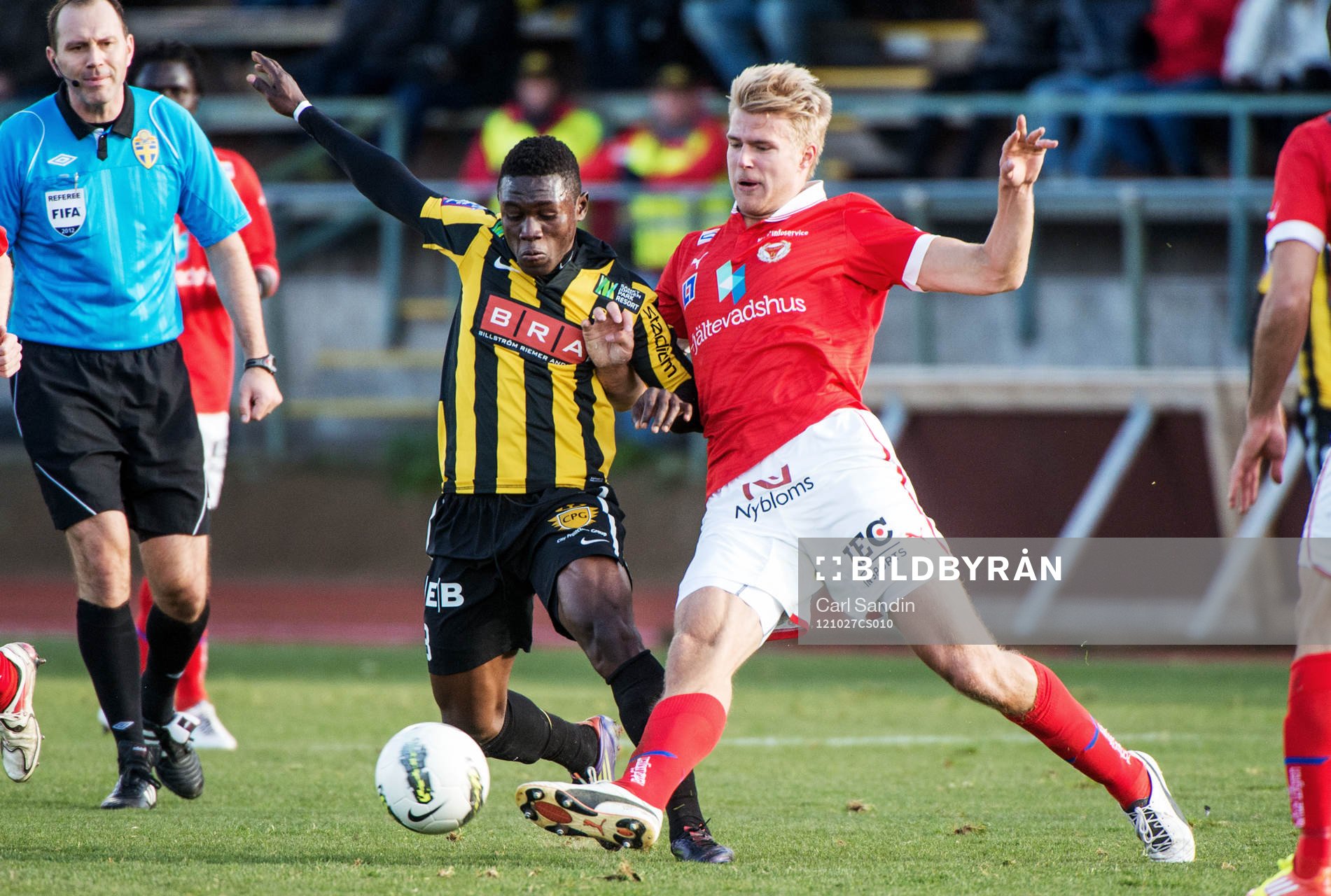 Närkamp mellan Waris Majeed, Häcken och Paulus Arajuuri,