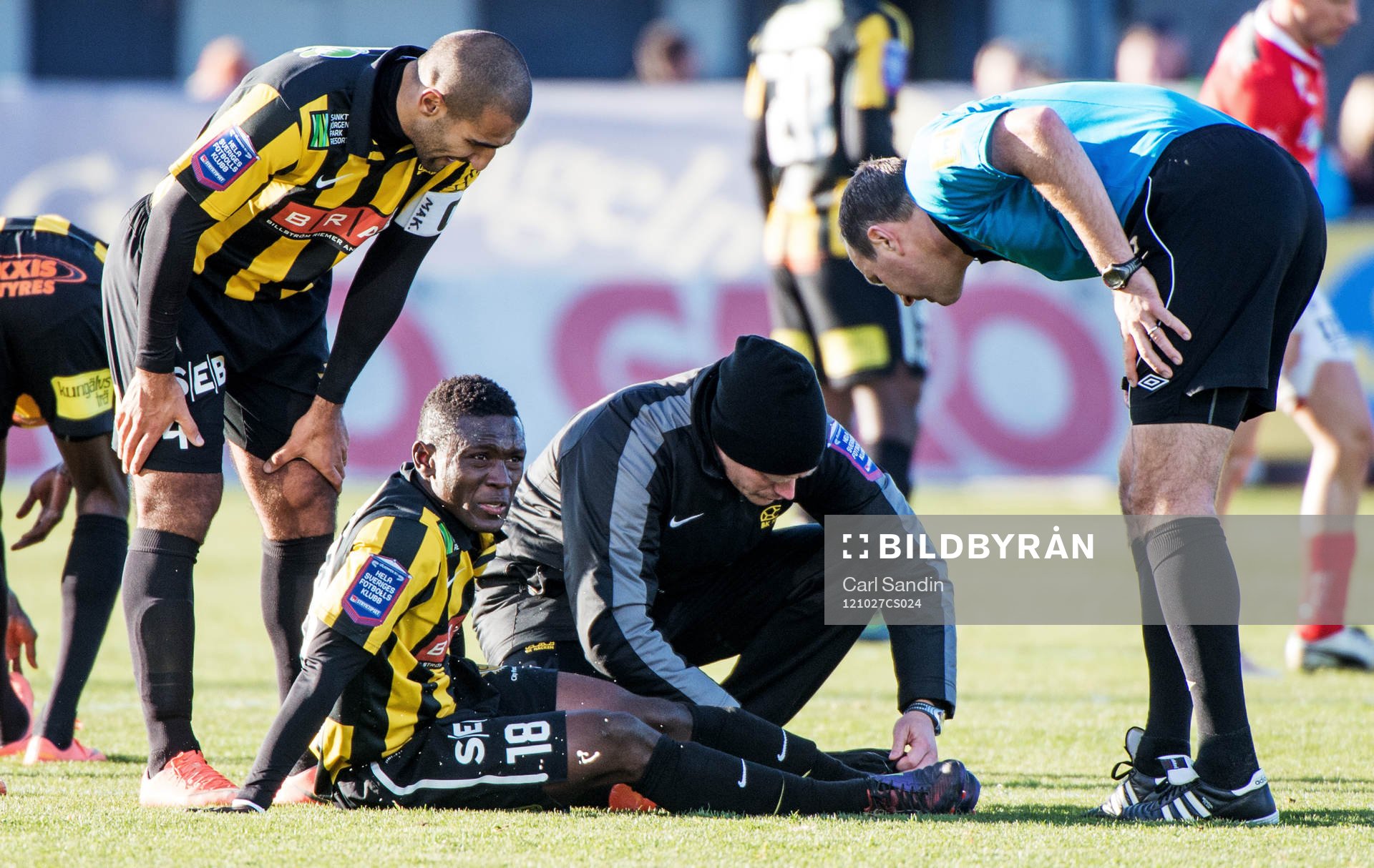 Waris Majeed, Häcken, sitter skadad på gräset