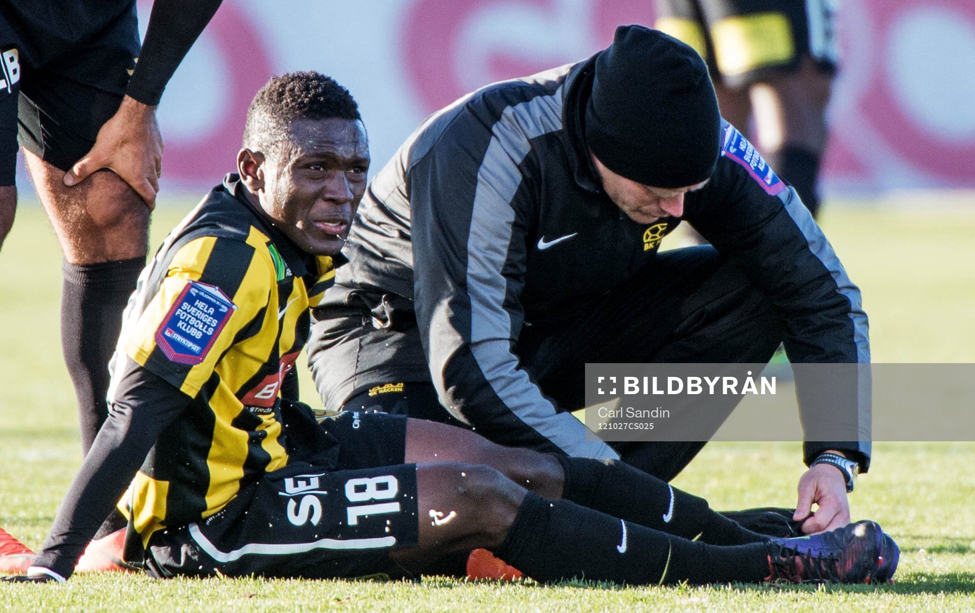 Waris Majeed, Häcken, sitter skadad på gräset
