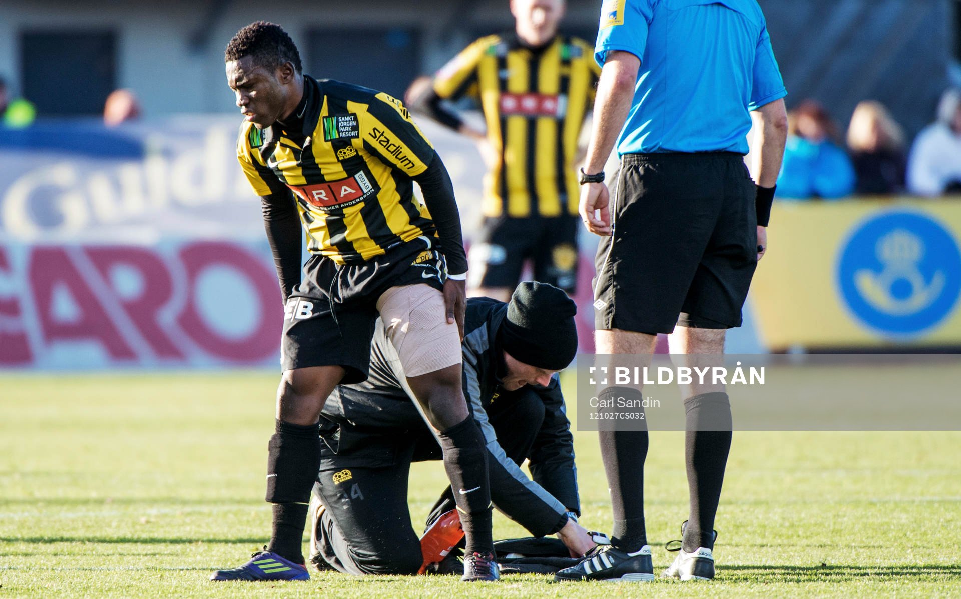 Waris Majeed, Häcken, går skadad av planen