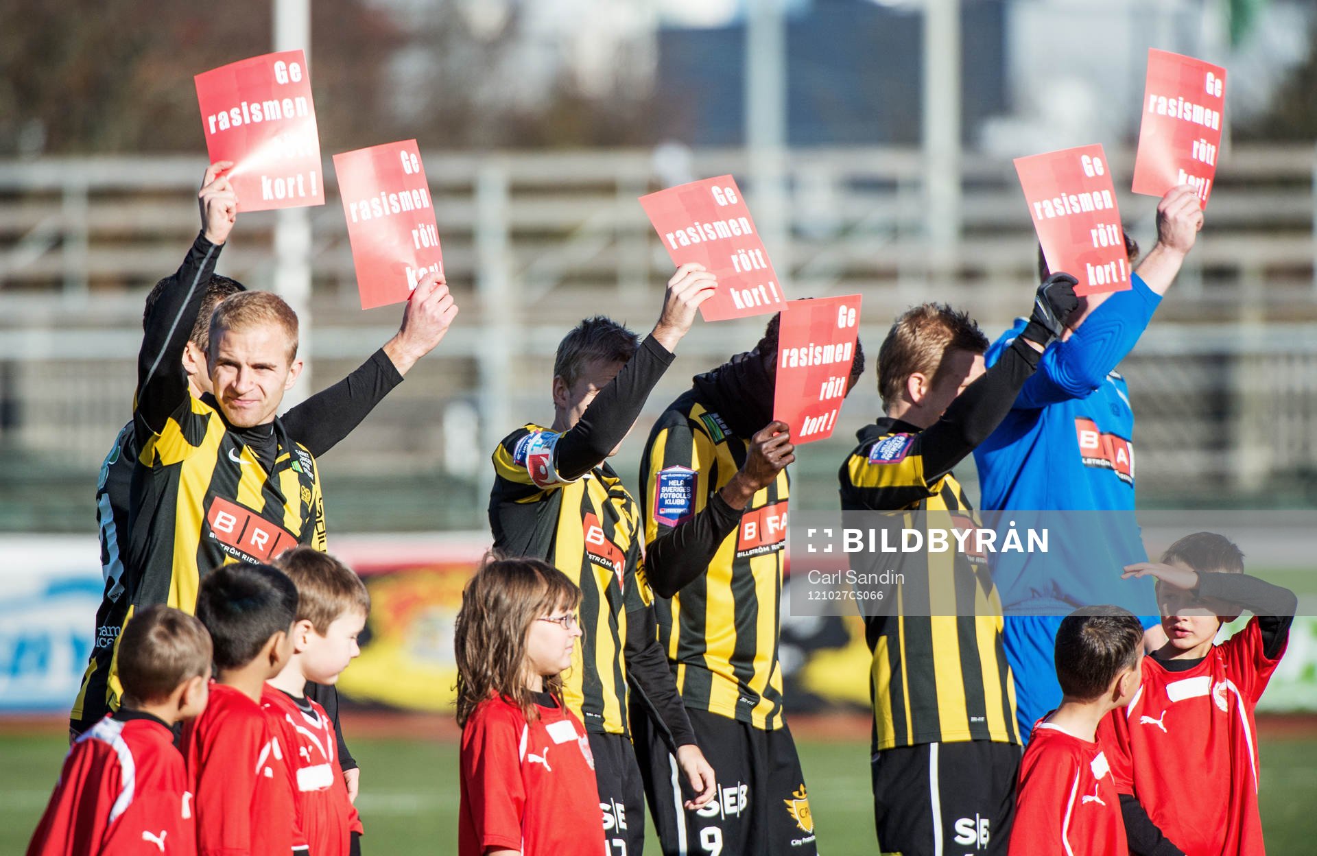 Fotboll, Allsvenskan, Häcken - Kalmar: Häckens spelare ger rött kort till rasismen