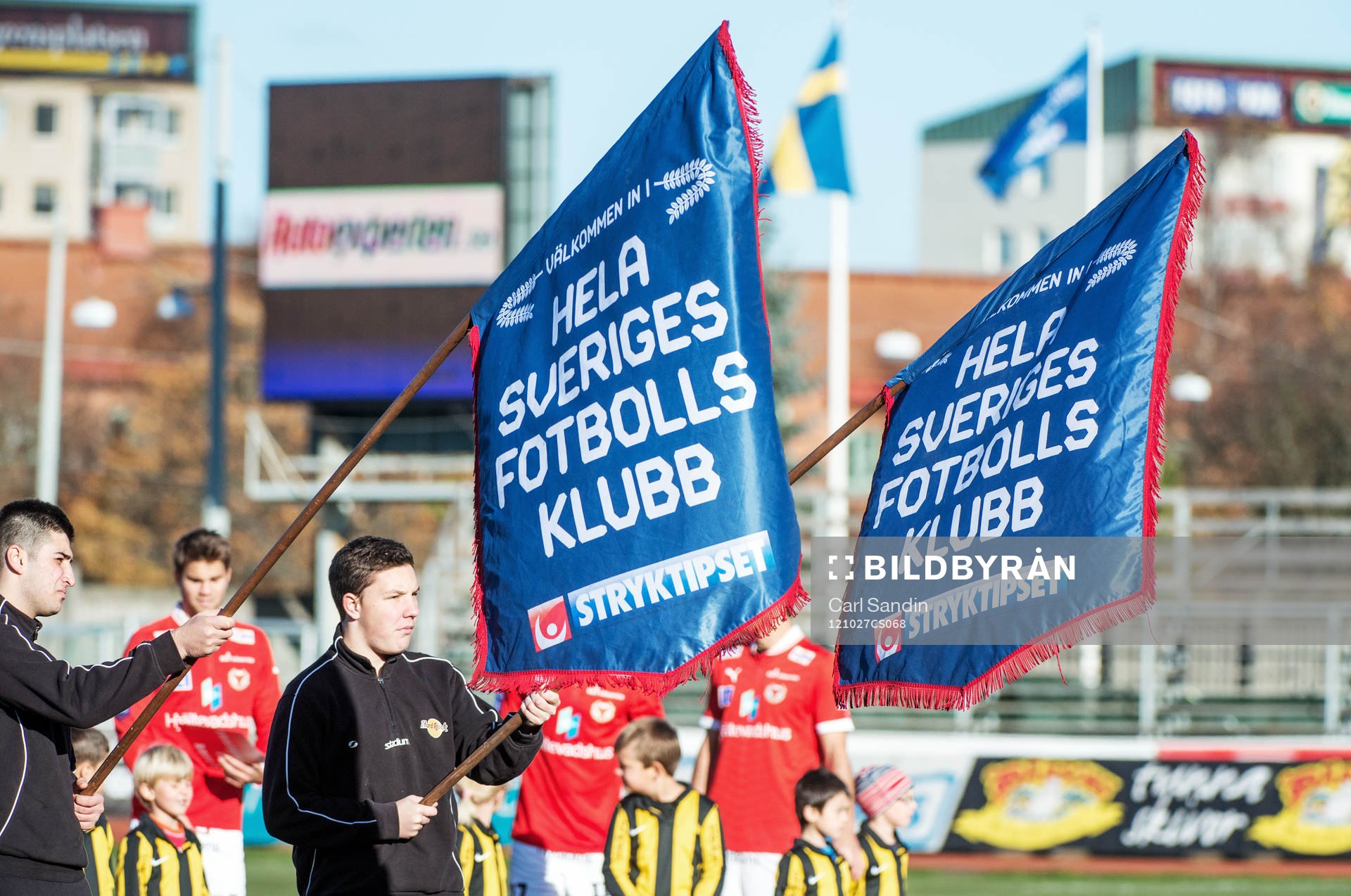 Fotboll, Allsvenskan, Häcken - Kalmar: Flaggor med texten, Hela Sveriges fotbollsklubb.
