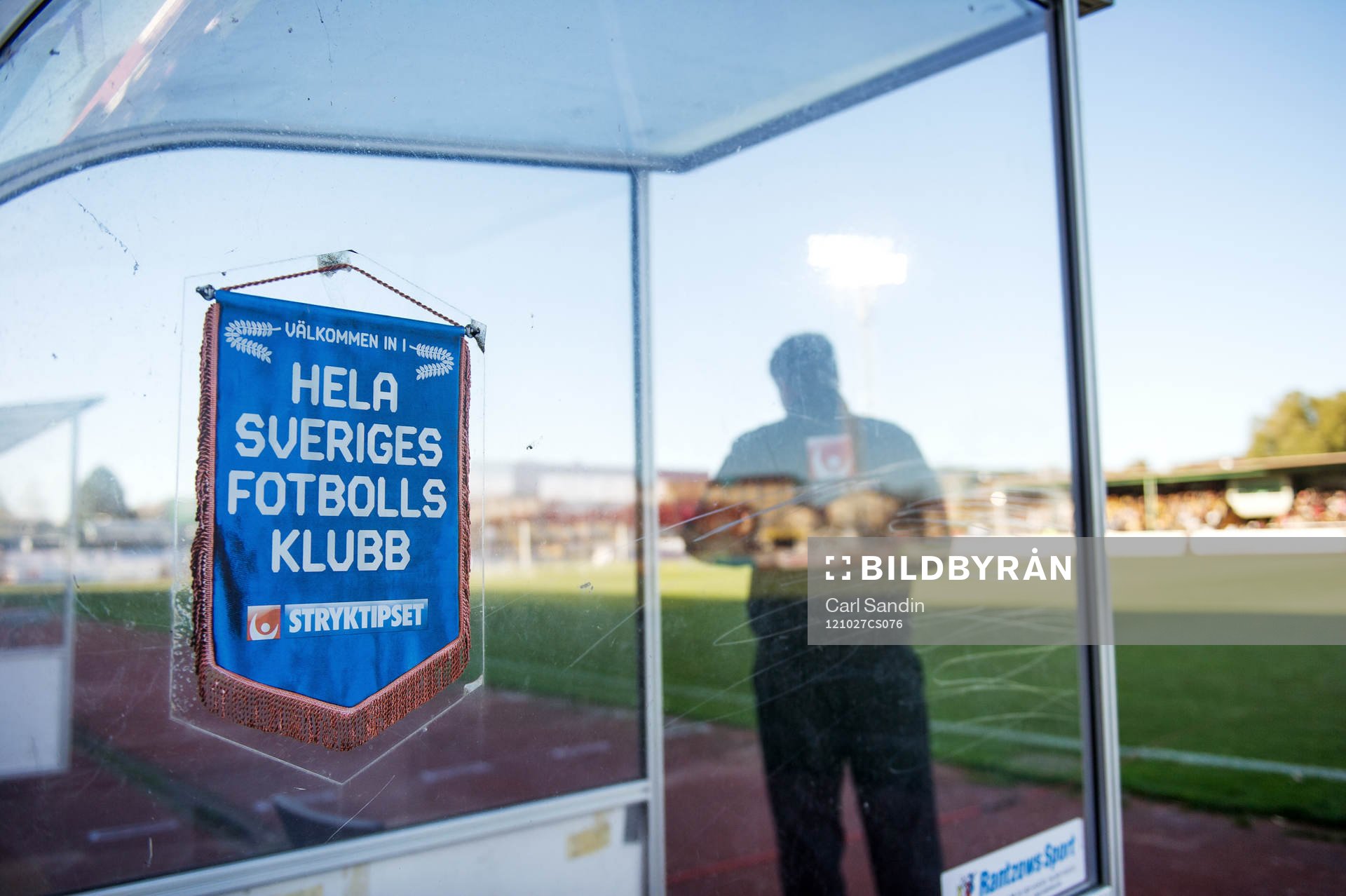 Fotboll, Allsvenskan, Häcken - Kalmar: Vimpel med texten, Hela Sveriges fotbollsklubb.