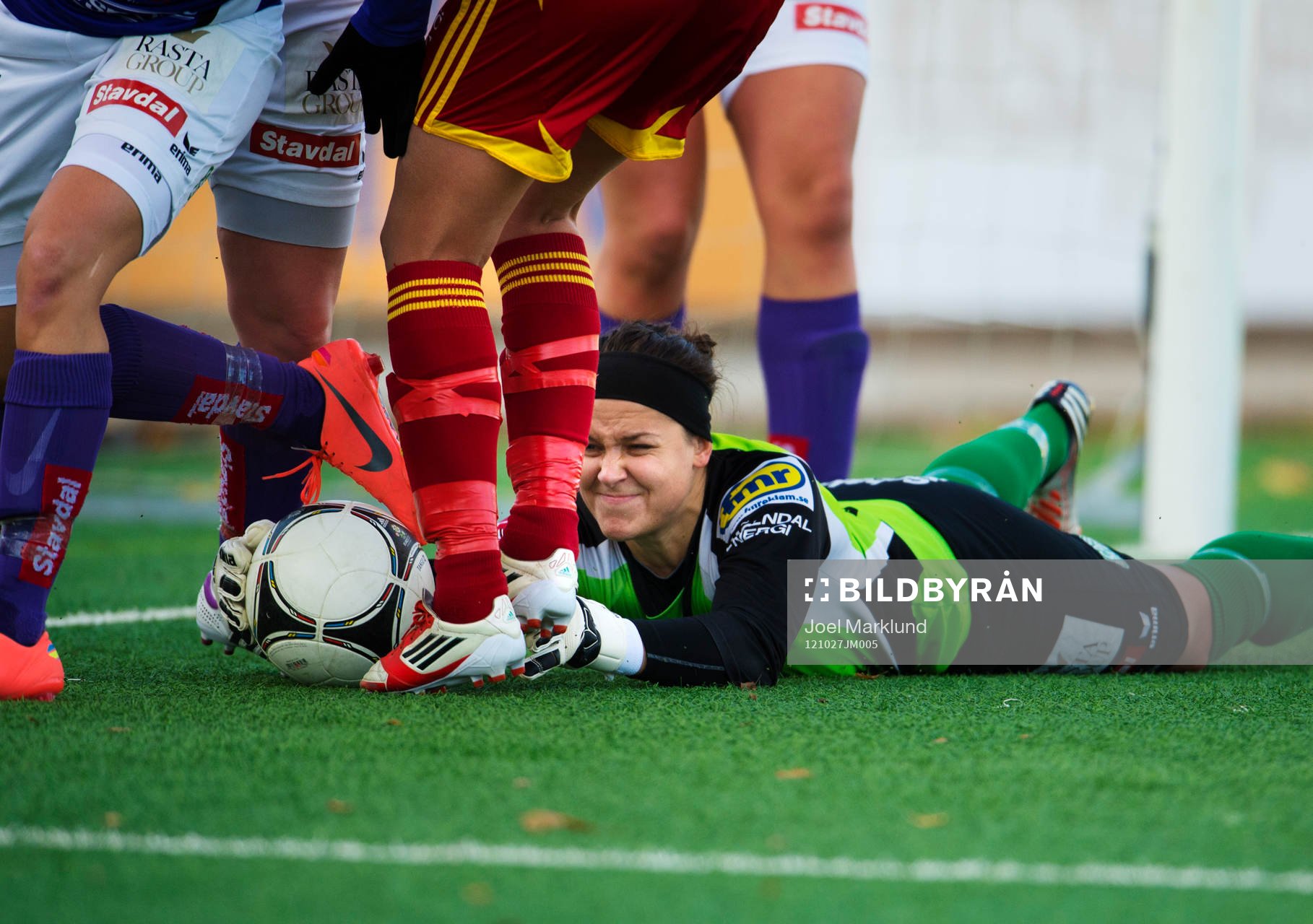 Fotboll, Damallsvenskan, dam, Tyresö - Jitex: Minna Meriluto, målvakt, Jitex, försöker att få tag på bollen.