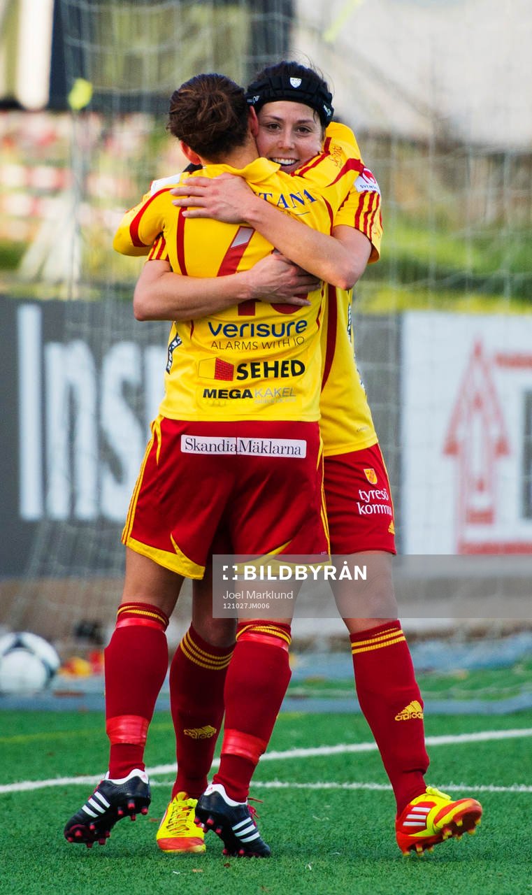 Fotboll, Damallsvenskan, dam, Tyresö - Jitex: Veronica Boquete och Madelaine Edlund, Tyresö, kramar om varandra efter 2-0-målet.