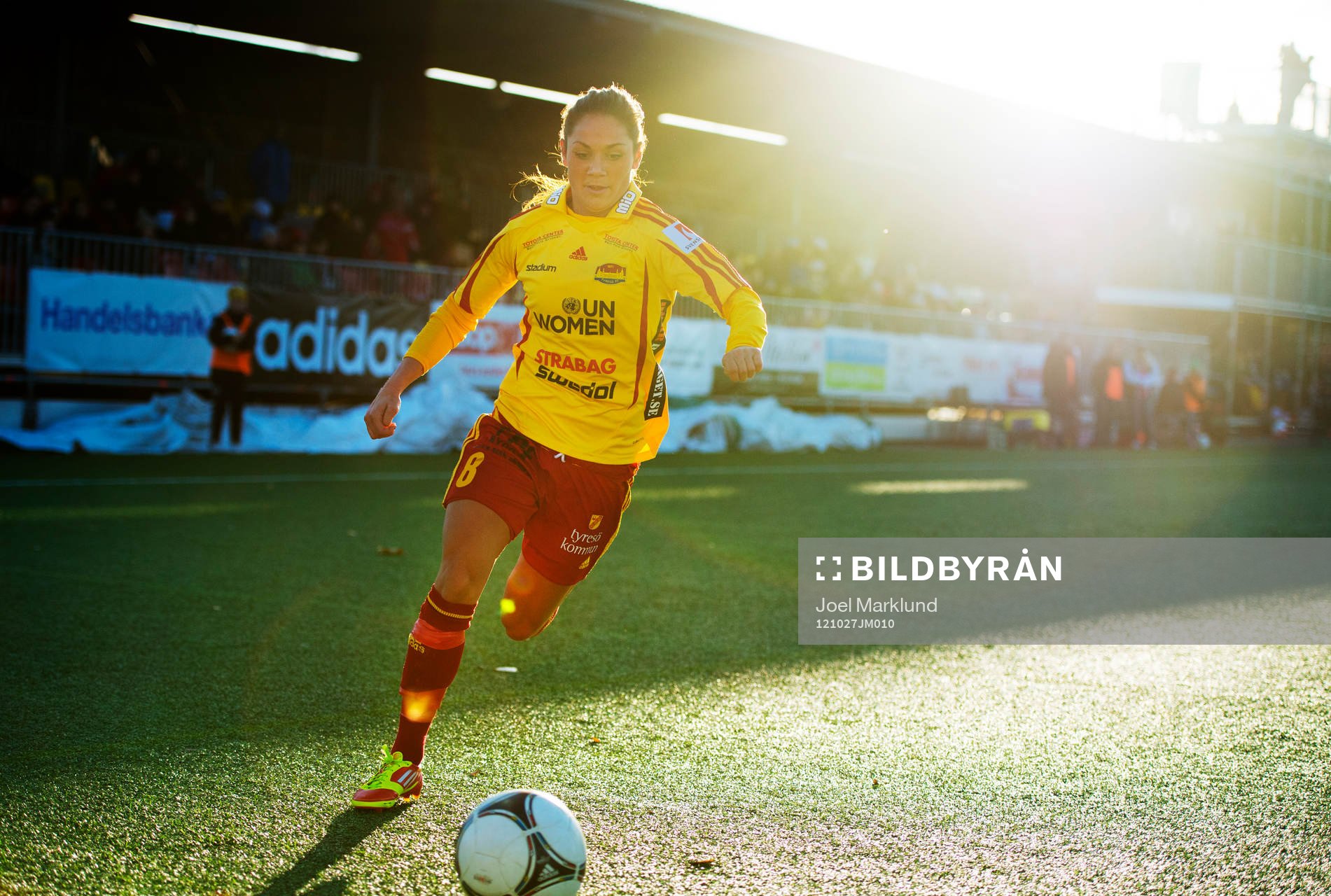 Fotboll, Damallsvenskan, dam, Tyresö - Jitex: Lisa Klinga, Tyresö, jagar bollen.
