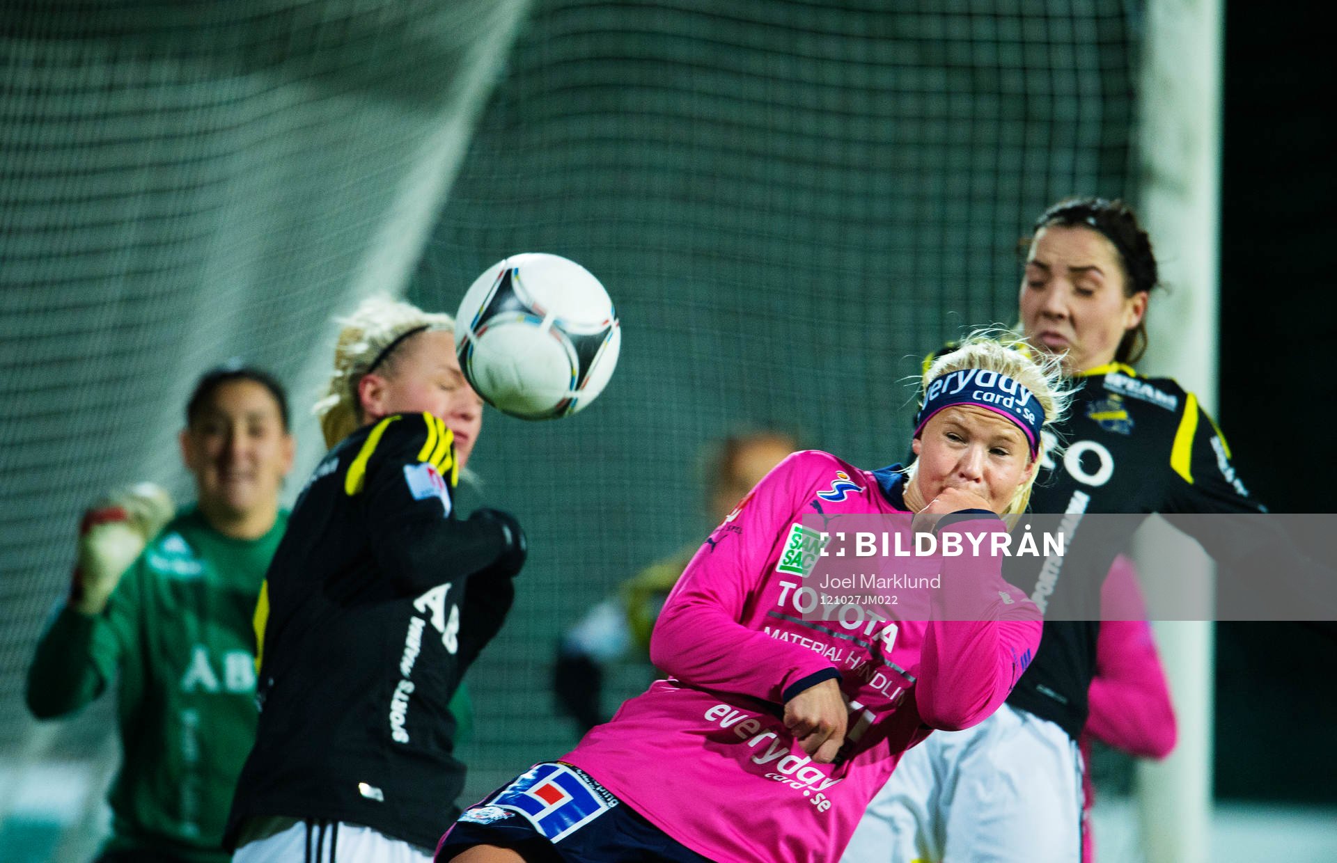 Pernille Harder, Linköping, gör sig beredd att nicka