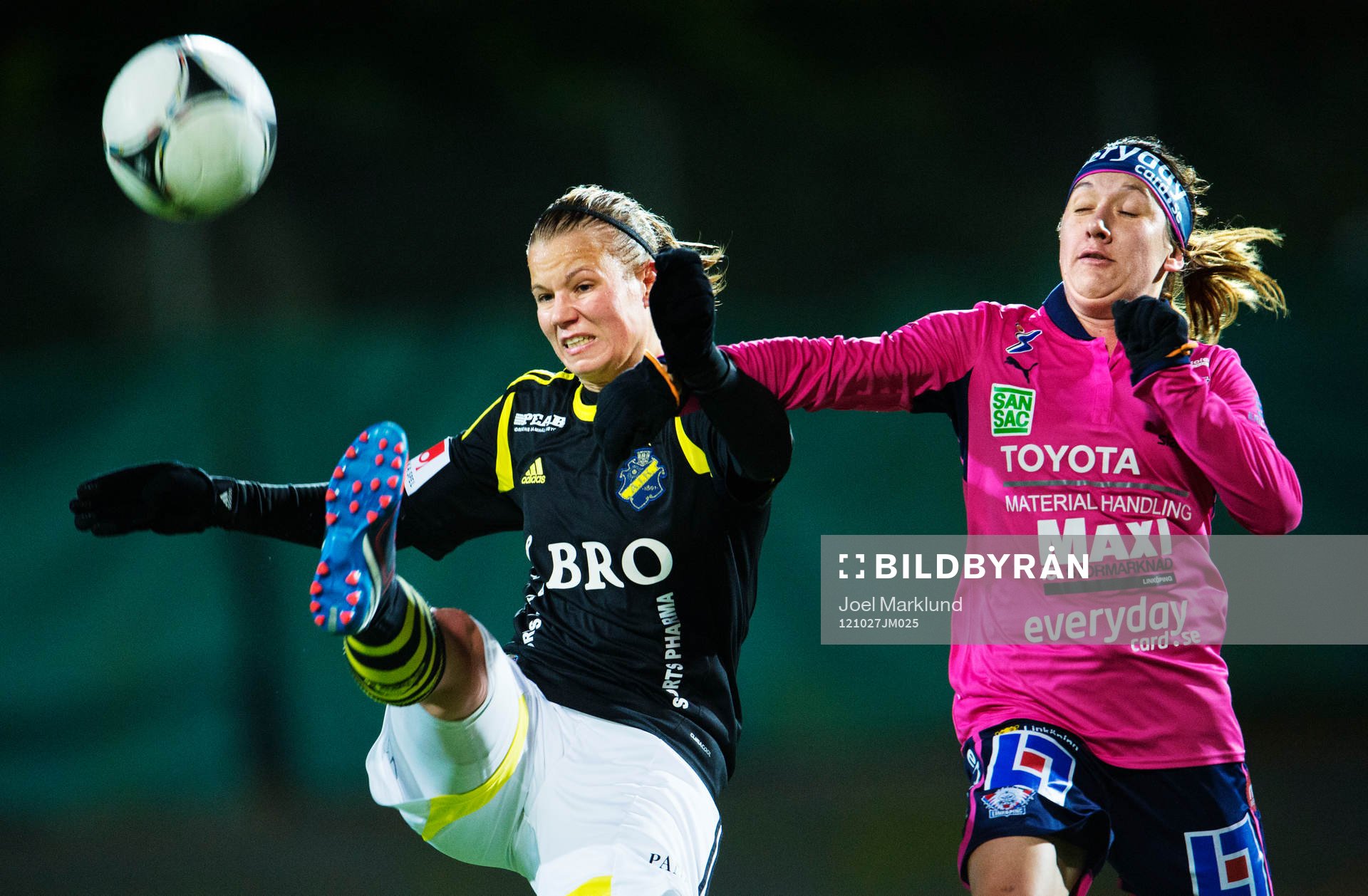 Maija Saari, AIK, slår undan bollen framför Lisa De