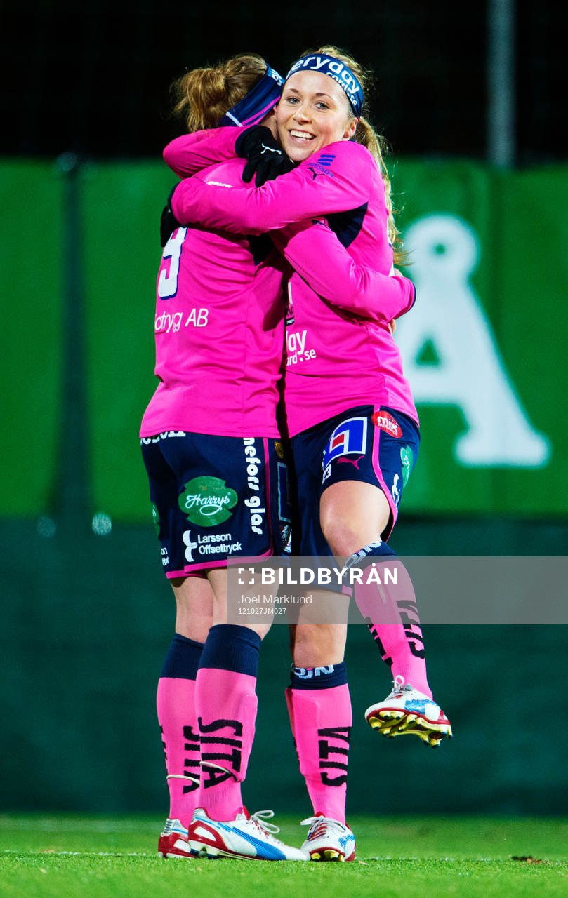 Fotboll, Damallsvenskan, dam, AIK - Linköping: Manon Melis och Matilda Agné, Linköping, kramar om varandra efter 1-3-målet.
