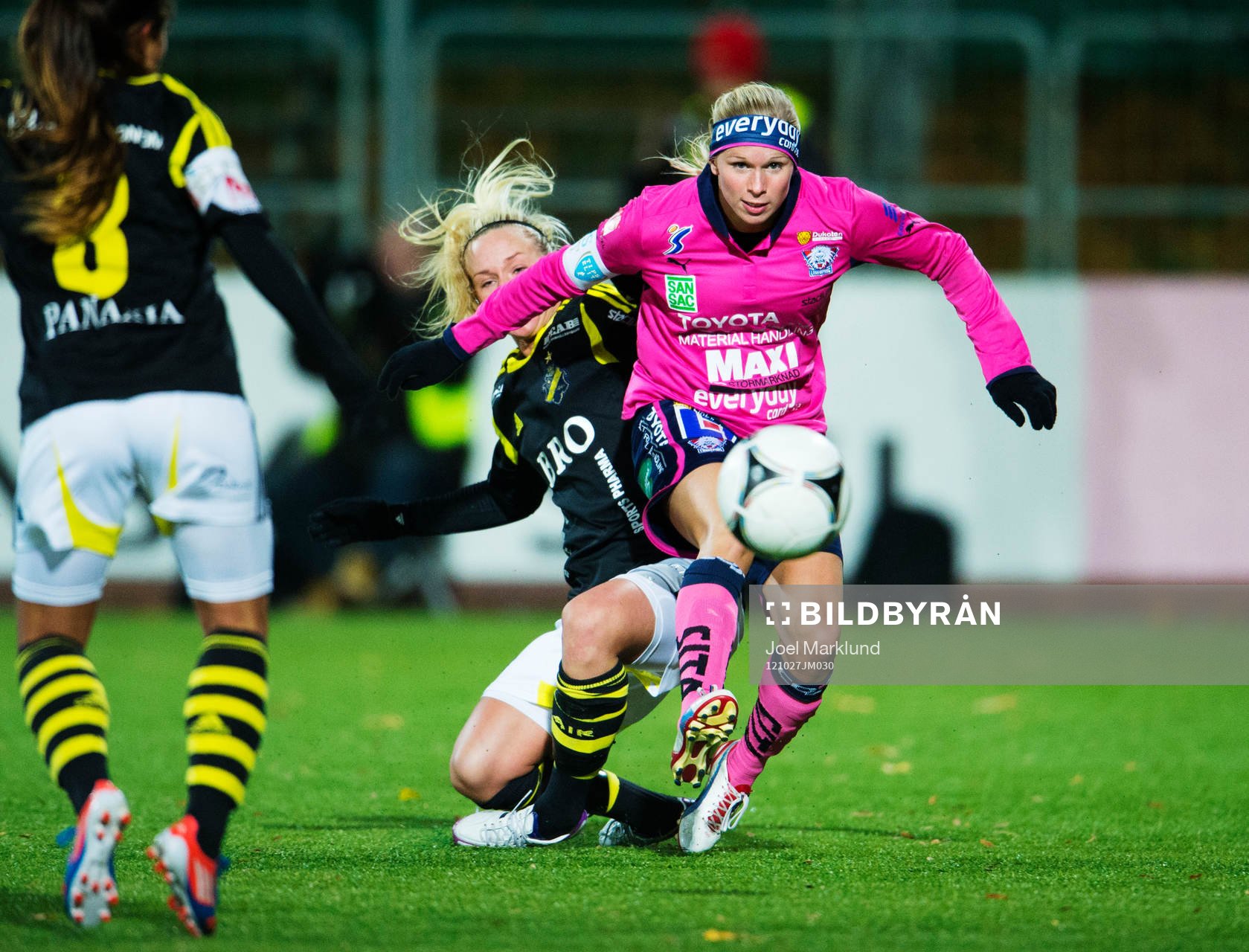 Jonna Andersson, Linköping, tar sig förbi Sarah