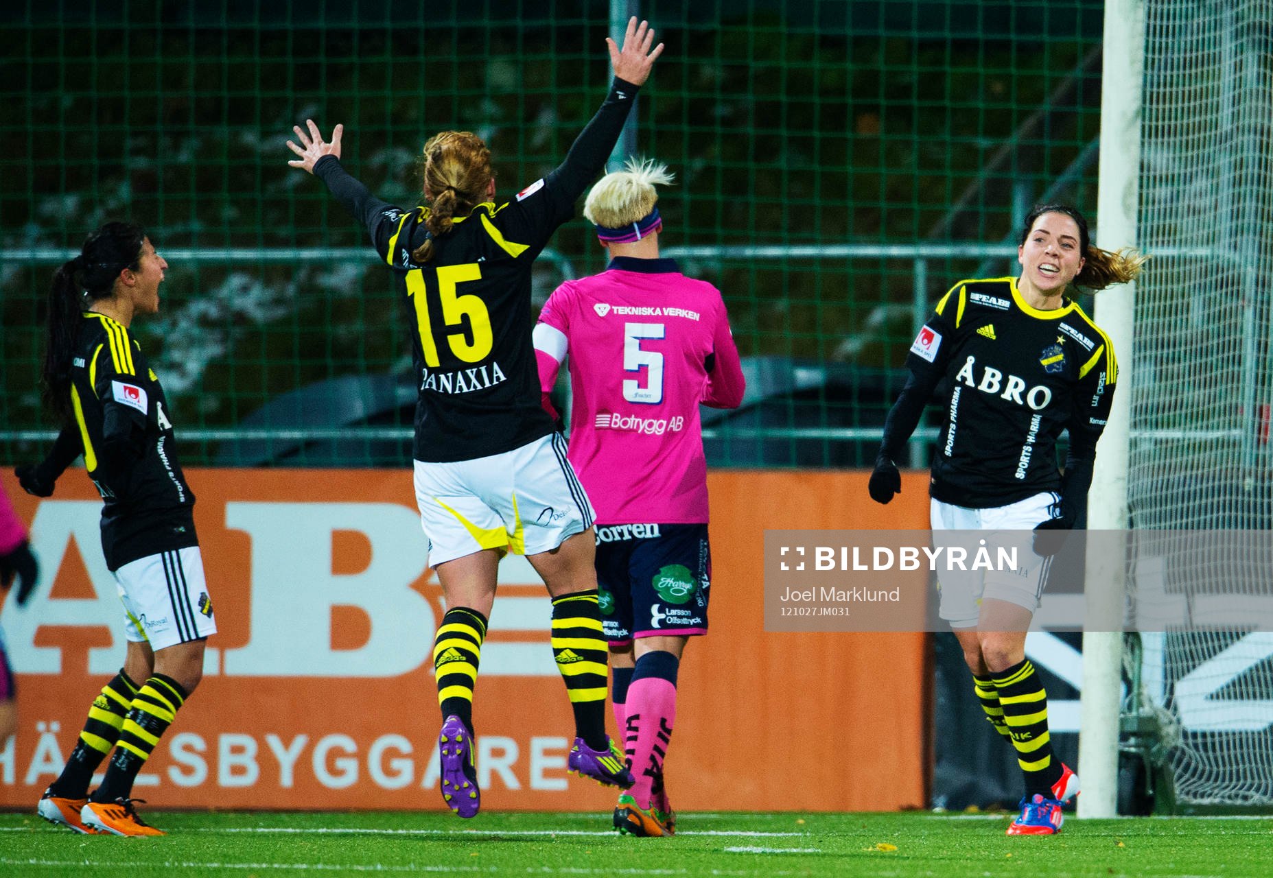 Fotboll, Damallsvenskan, dam, AIK - Linköping: Nazanin Vaseghpanah, Lori Chalupny och Clara Markstedt, AIK, jublar efter 1-0-målet.