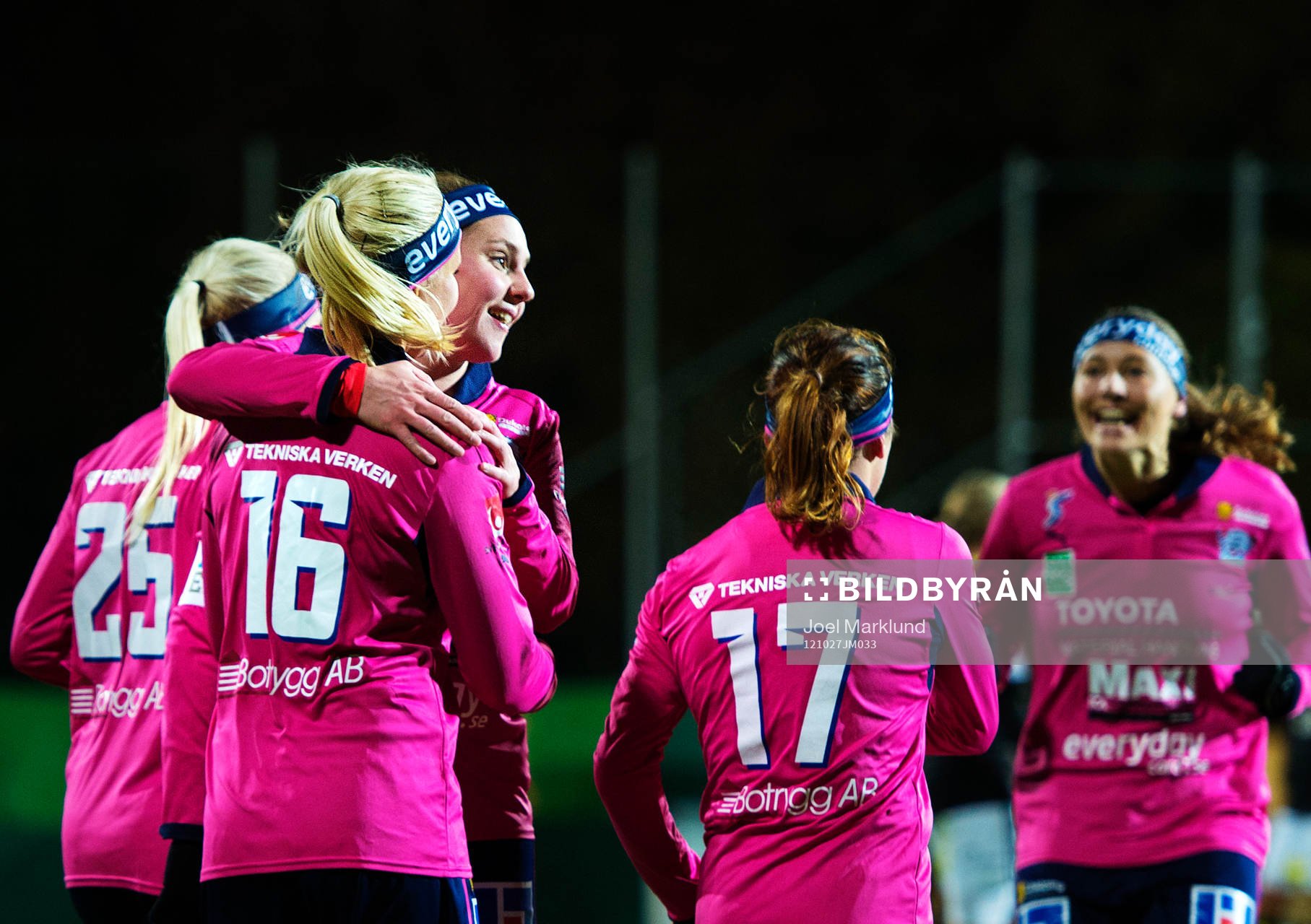 Fotboll, Damallsvenskan, dam, AIK - Linköping: Manon Melis, Linköping, kramas om efter sitt 1-3-mål.