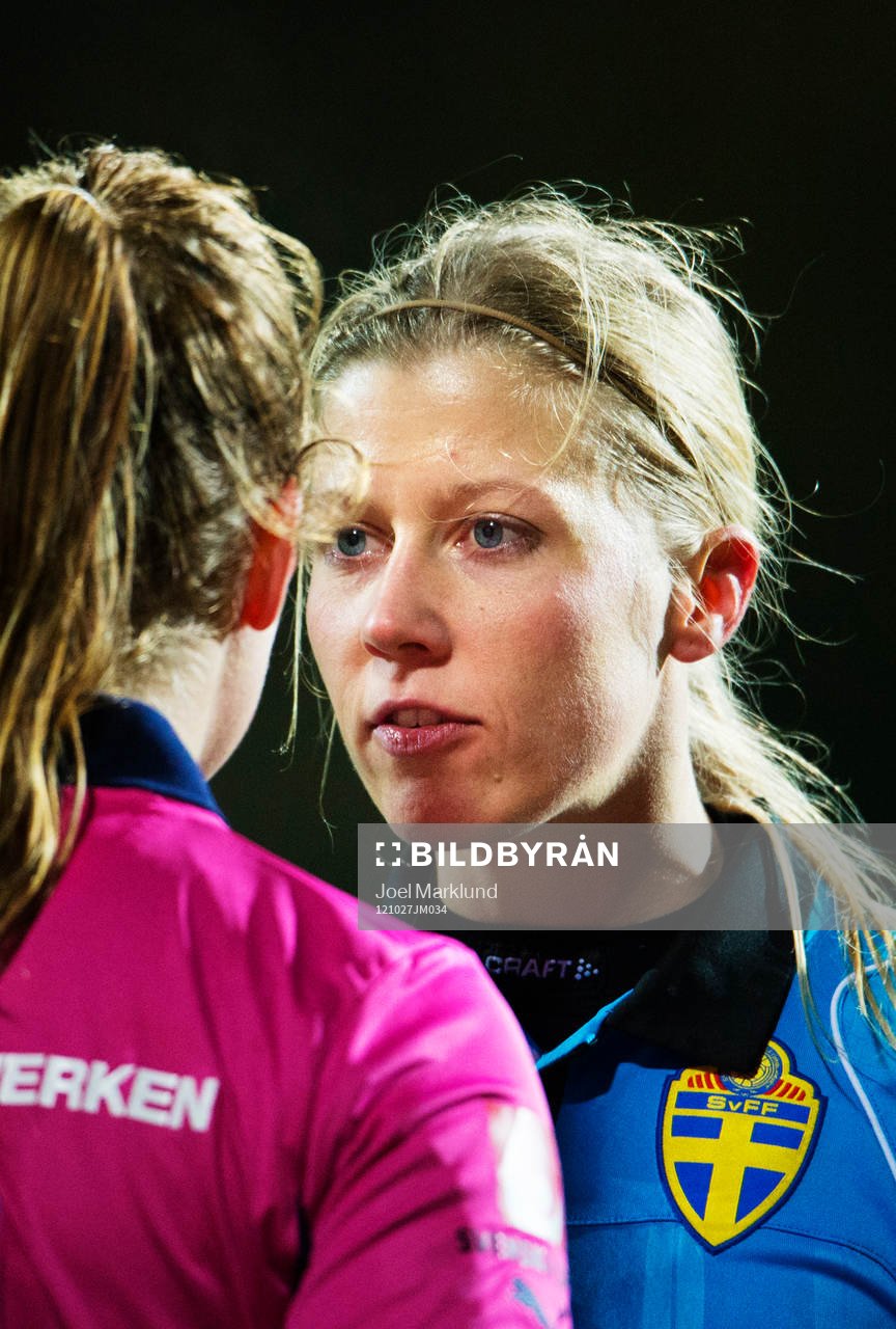 Sandra Fogelberg, domare, tillrättavisar en spelare