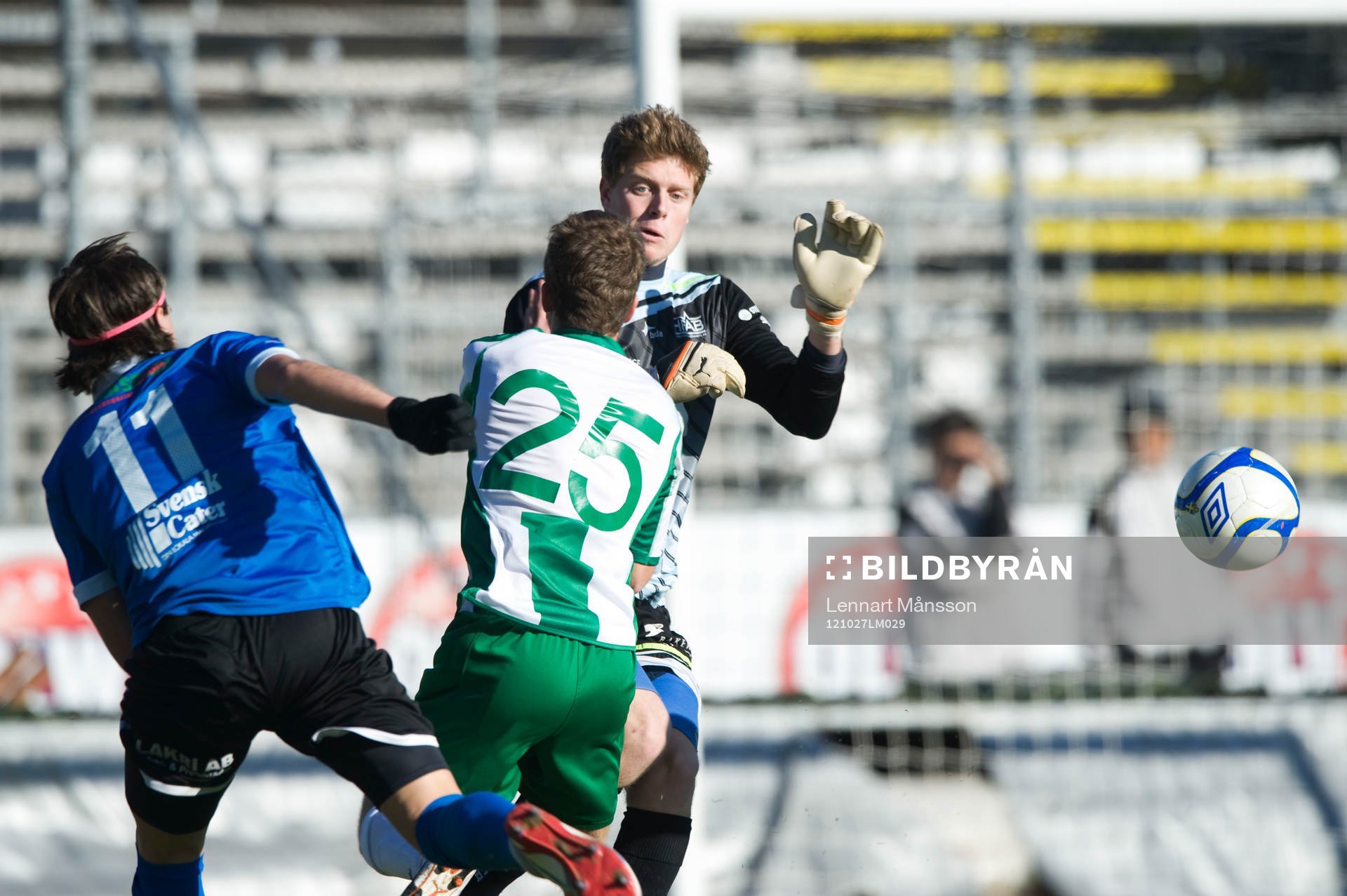 Nicklas Lindqvist, Hammarby, slår bollen vid sidan om