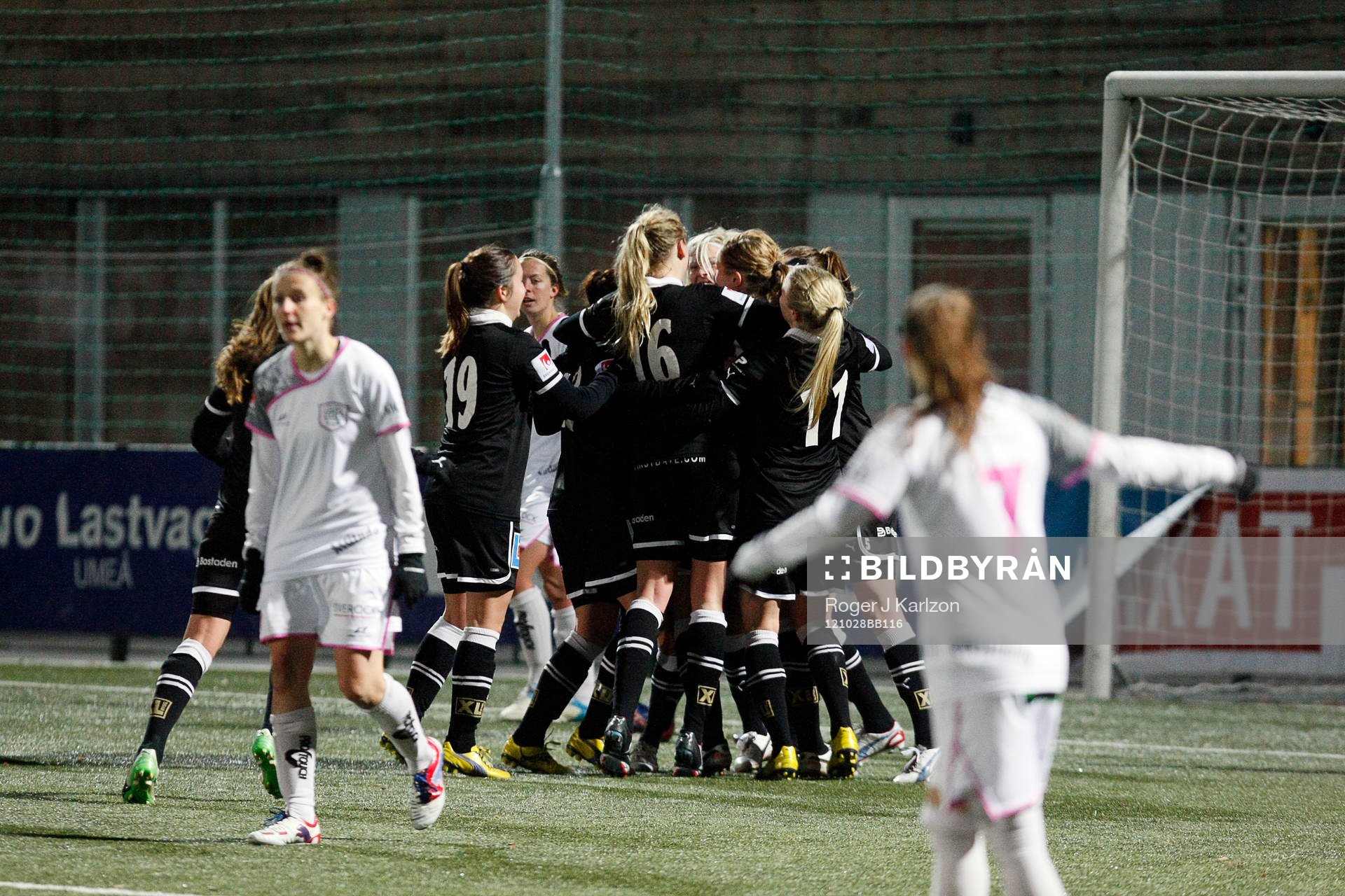 Jubel framför UIK målet då Emmilia Konradsson gör 1-0,