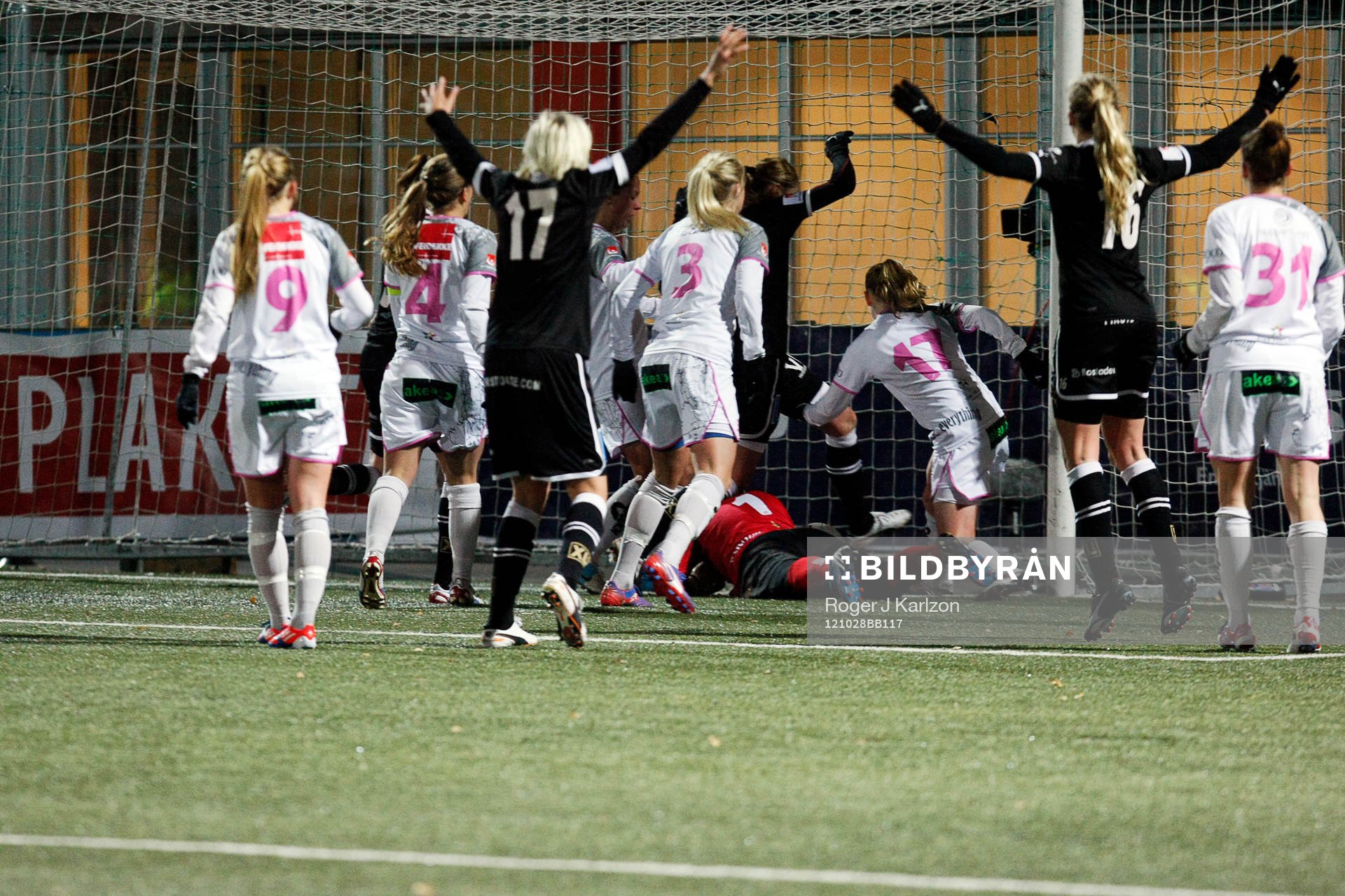Jubel framför UIK målet då Emmilia Konradsson gör 1-0,