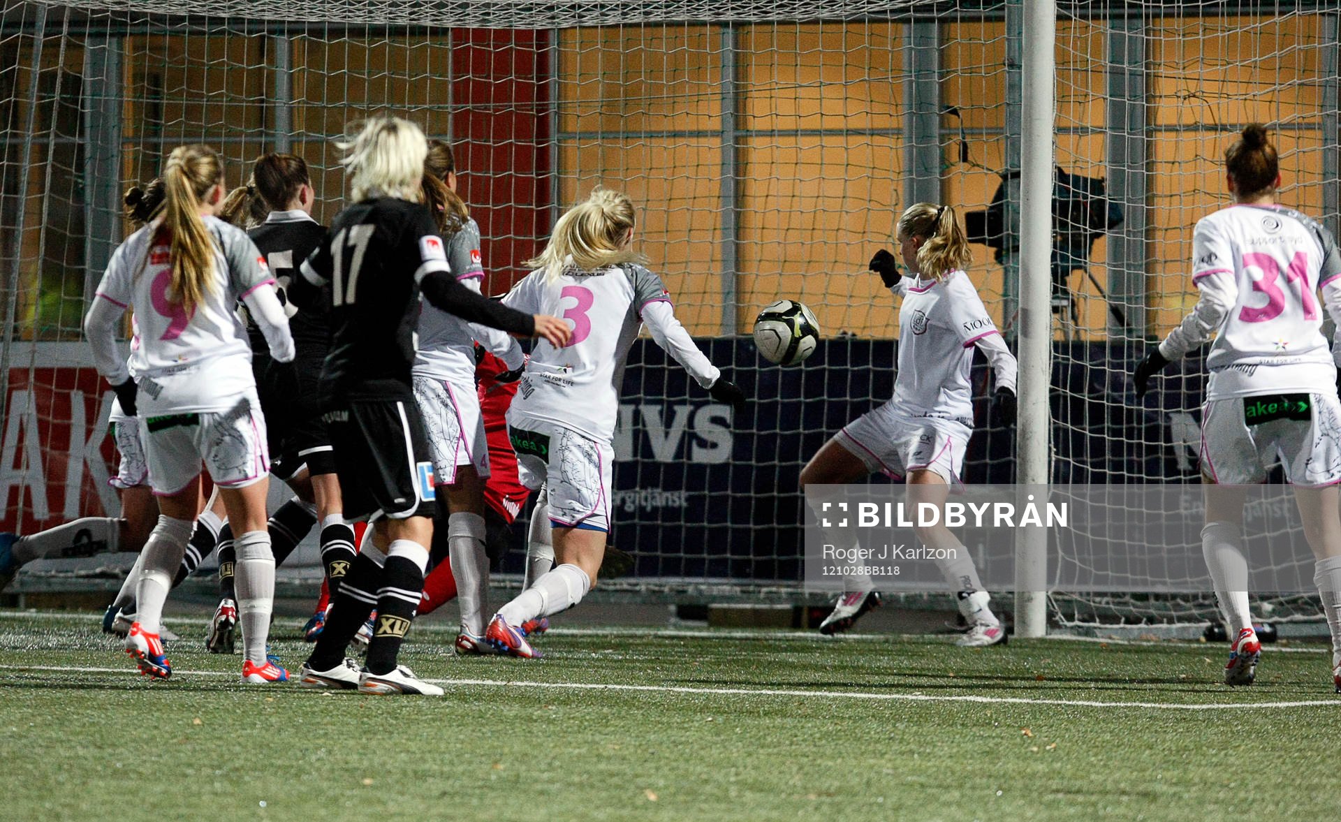 Emmilia Konradsson gör 1-0, matchen slutade 1-1