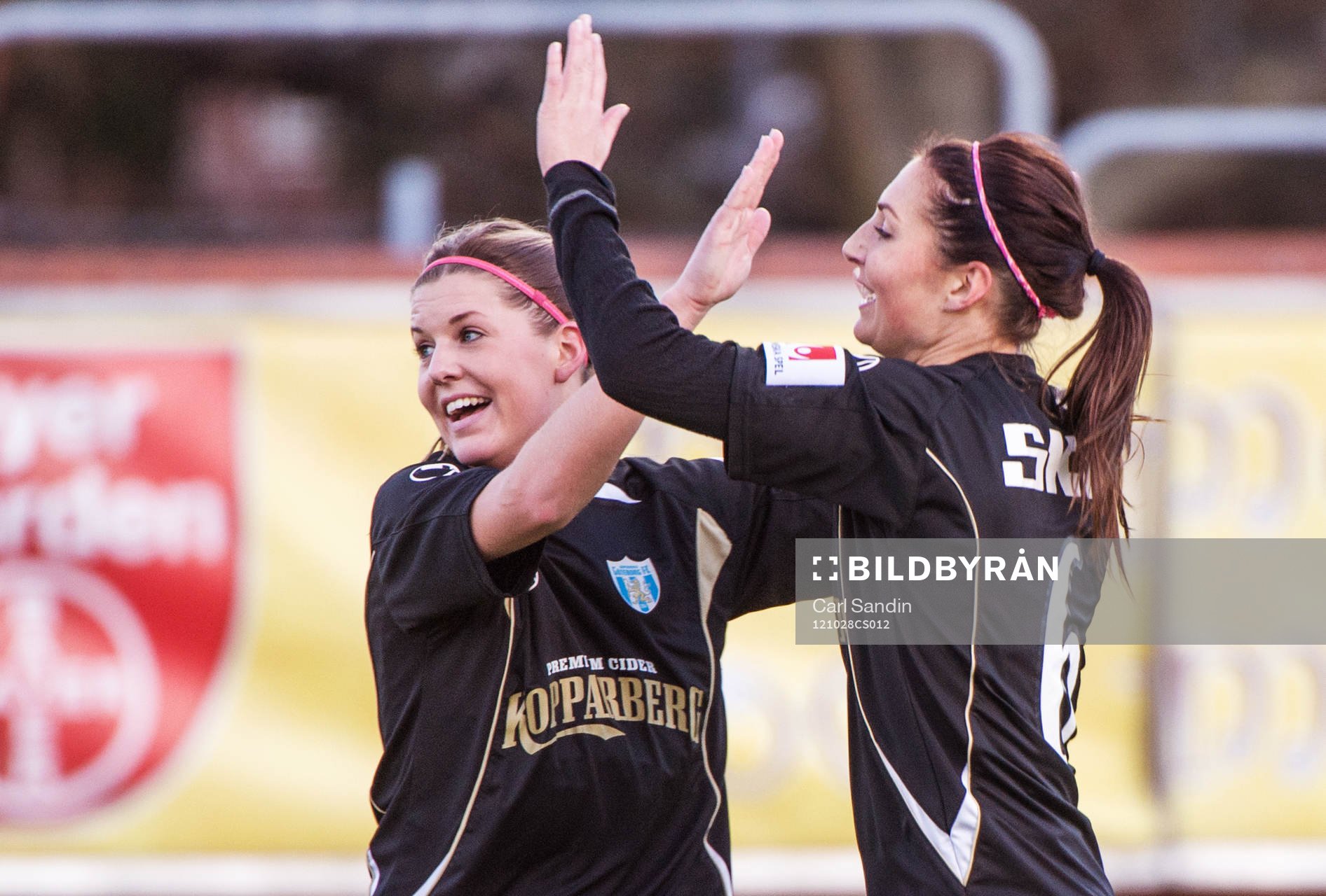 Olivia Schough, gratulerar Anna Ahlstrand, Göteborg