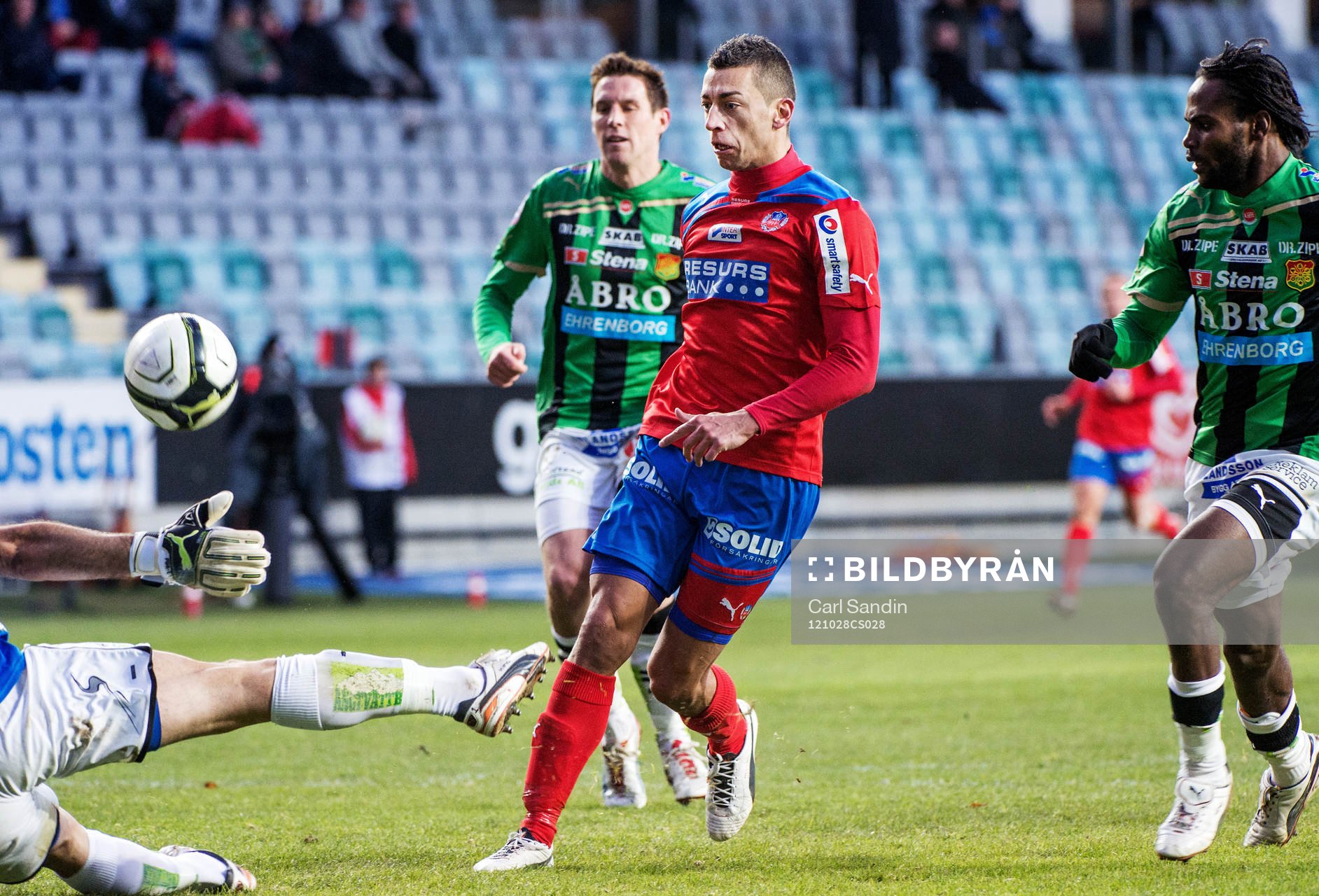 Nikola Djurdjic, Helsingborg, försöker lobba in bollen