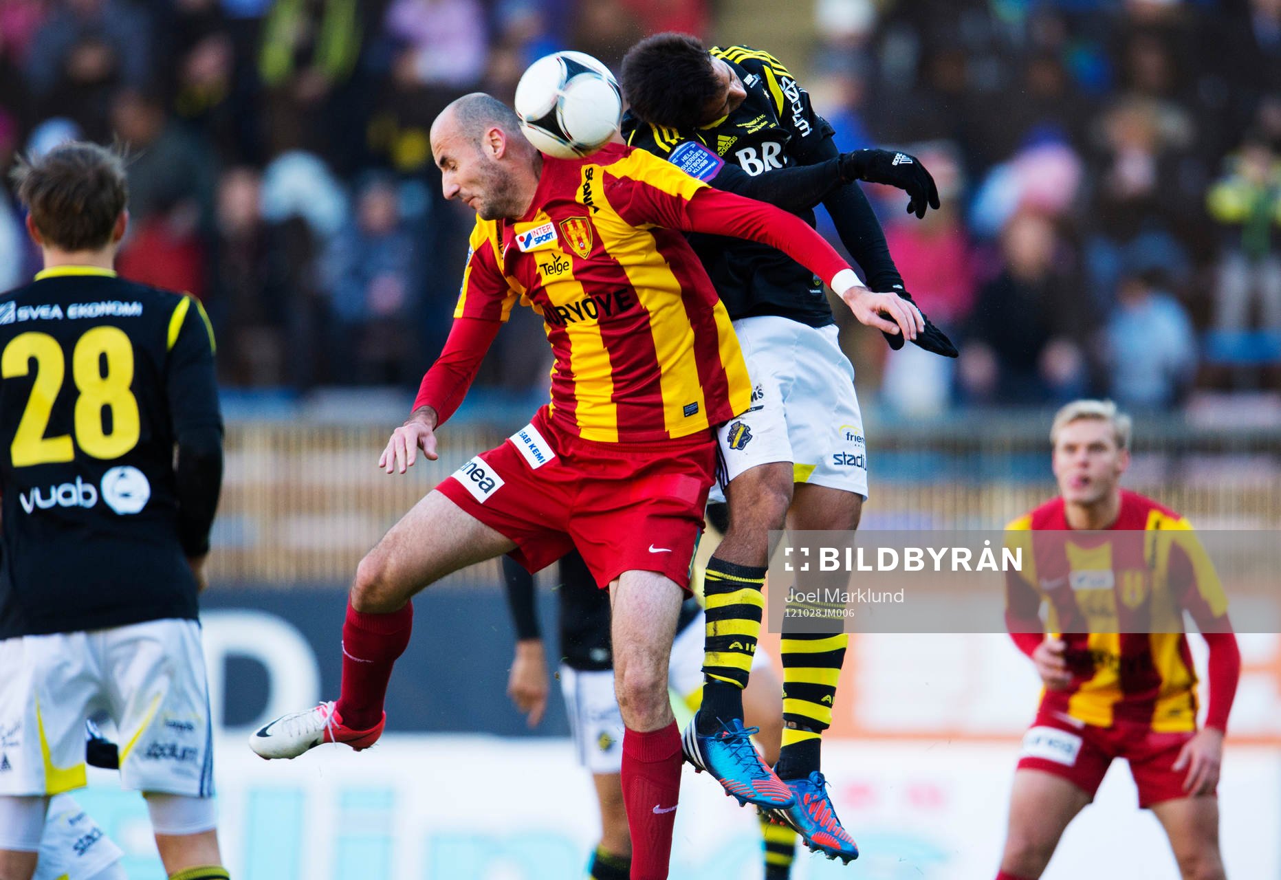 Fotboll, Allsvenskan, AIK - Syrianska: Dinko Felic, Syrianska, i en luftduell med Celso Borges, AIK.