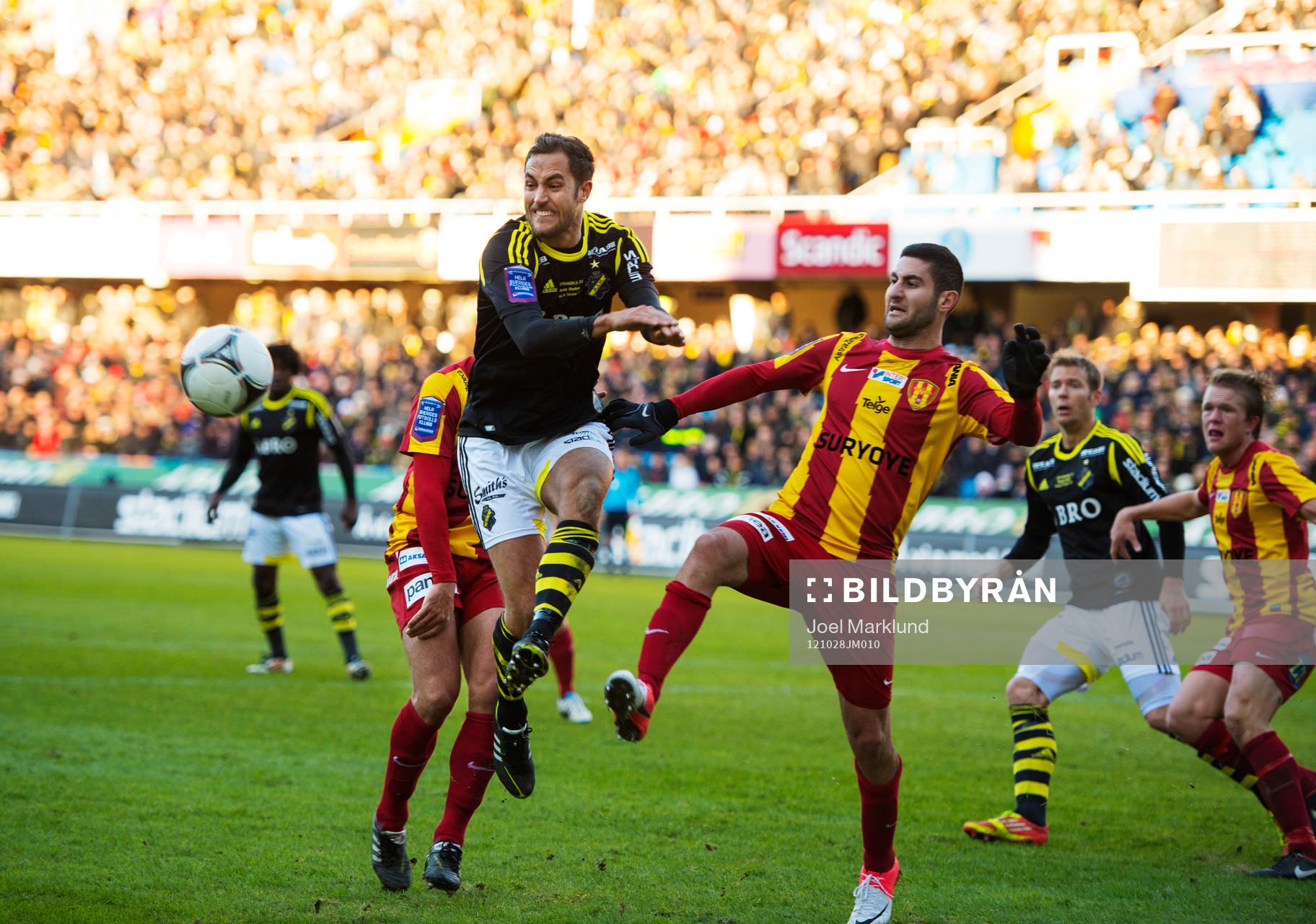 Nicklas Backman, AIK, gör ett språng mot bollen