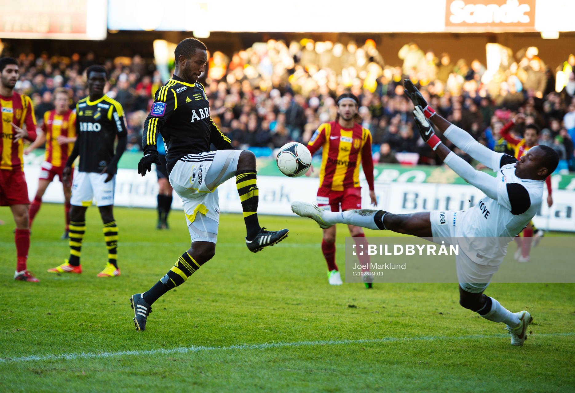 Henok Goitom, AIK, kommer fri mot Dwayne Miller, målvakt,