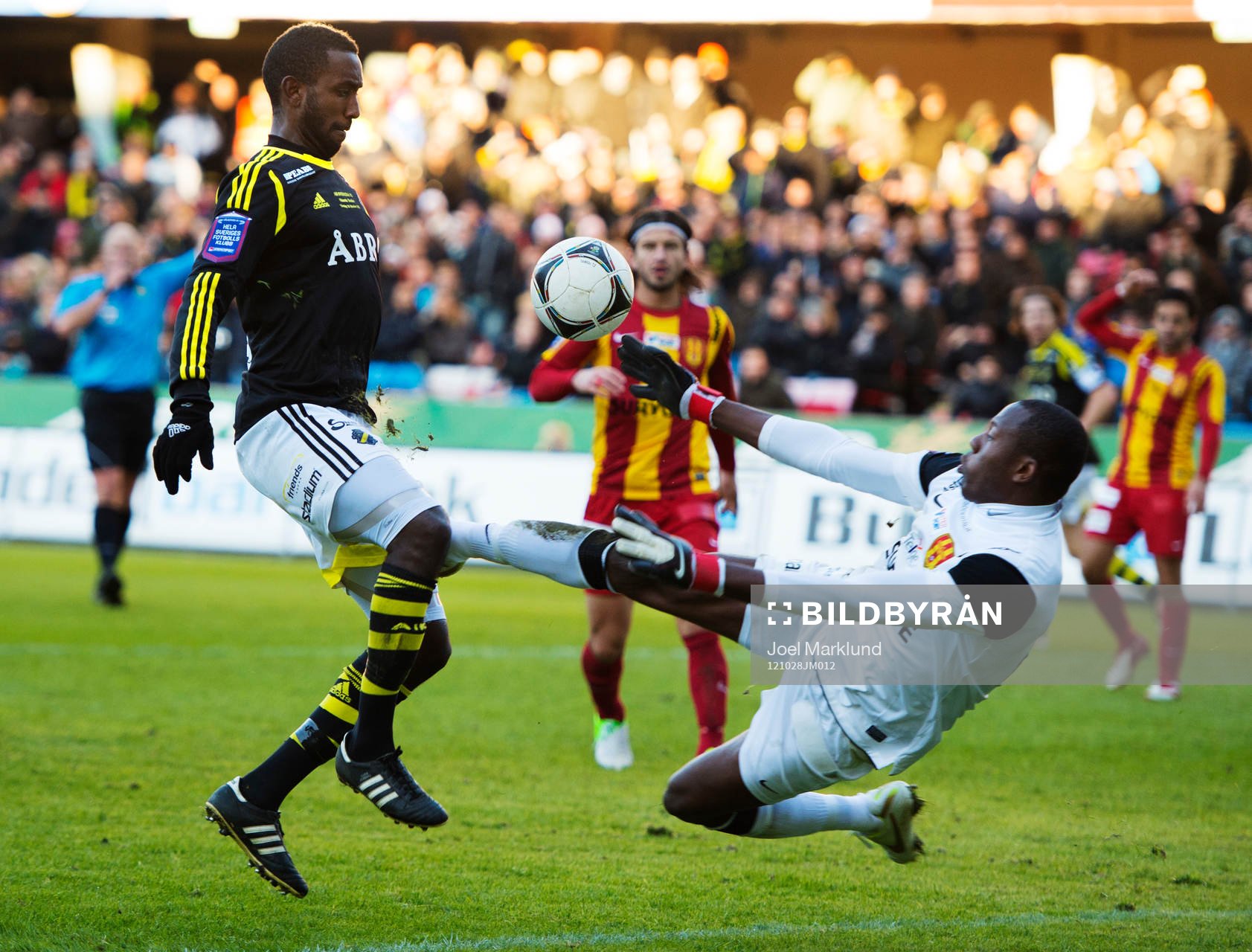 Henok Goitom, AIK, kommer fri mot Dwayne Miller, målvakt,