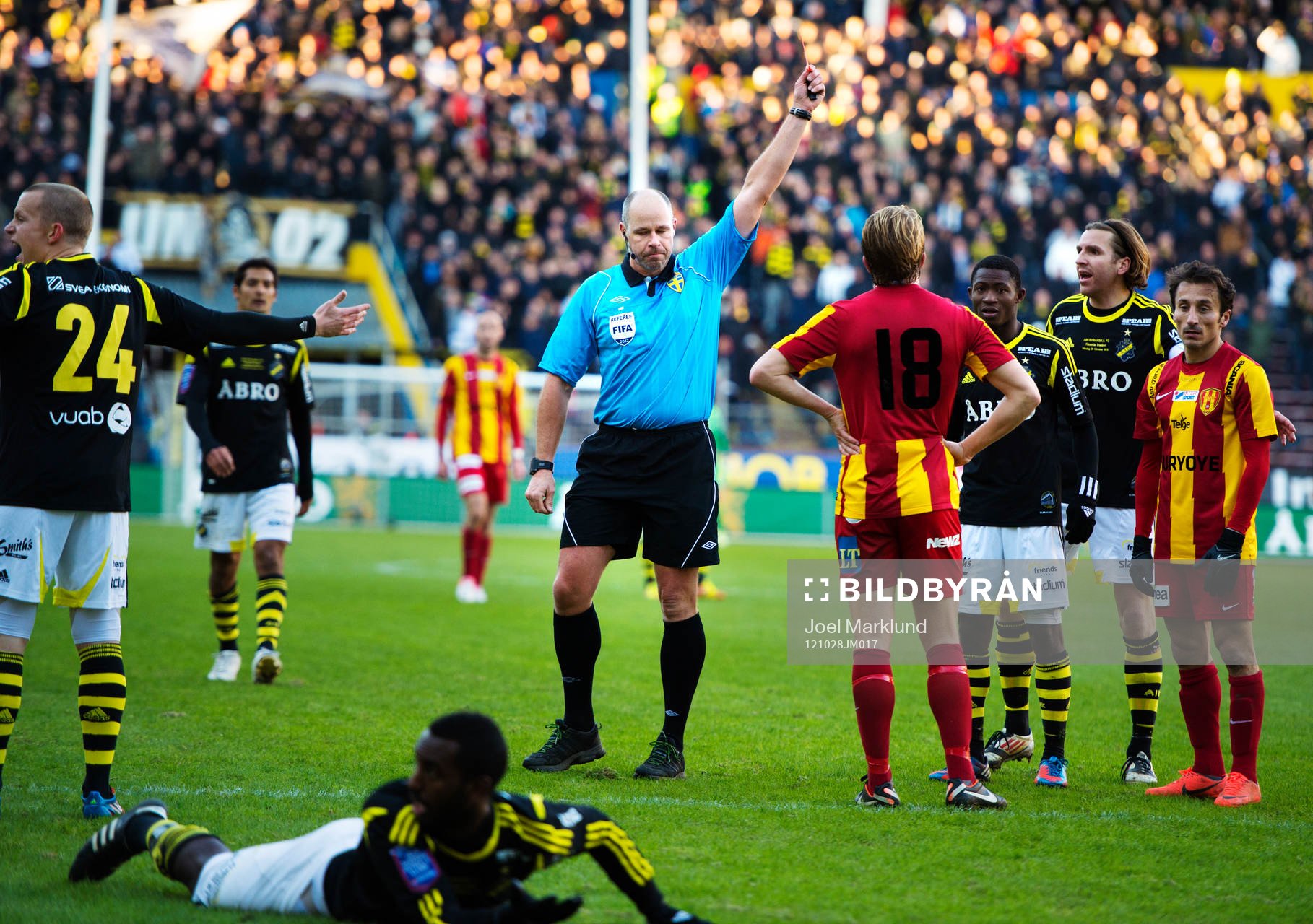 Martin Hansson, domare delar ut ett rött kort till Omar