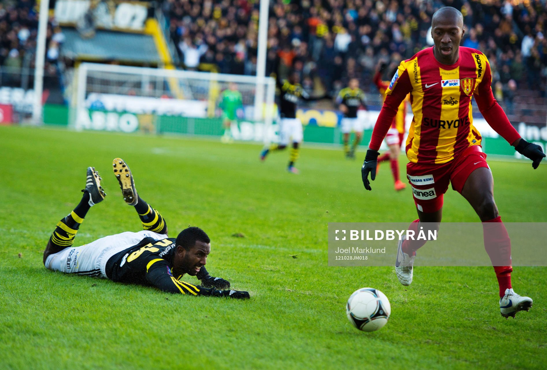 Henok Goitom, AIK, blir fälld av Omar Jawo, Syrianska