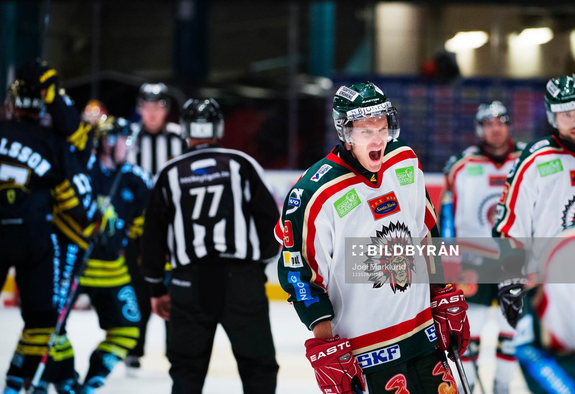 Magnus Kahnberg, Frölunda, skriker ut en svordom