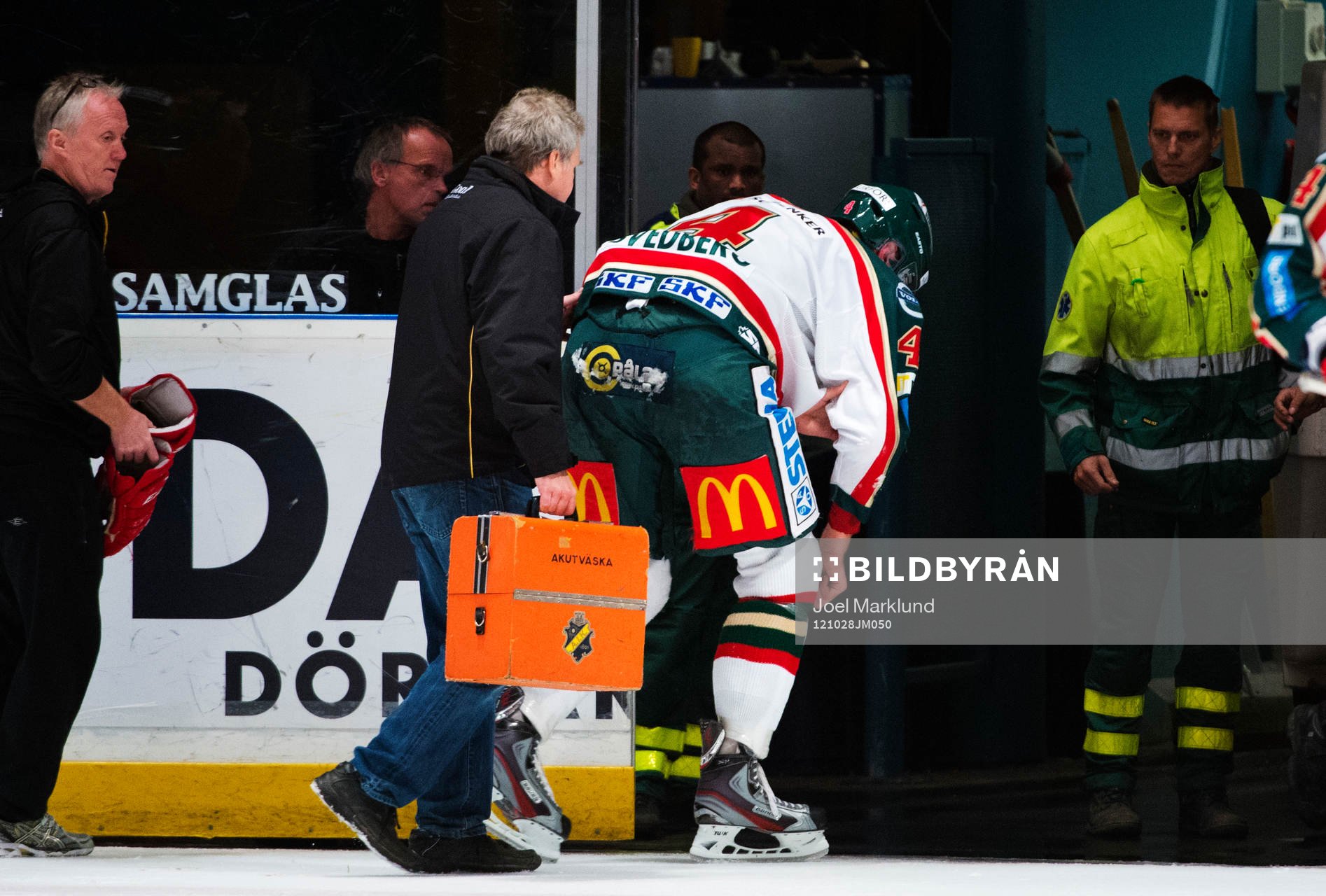 Viktor Svedberg, Frölunda, lämnar isen skadad