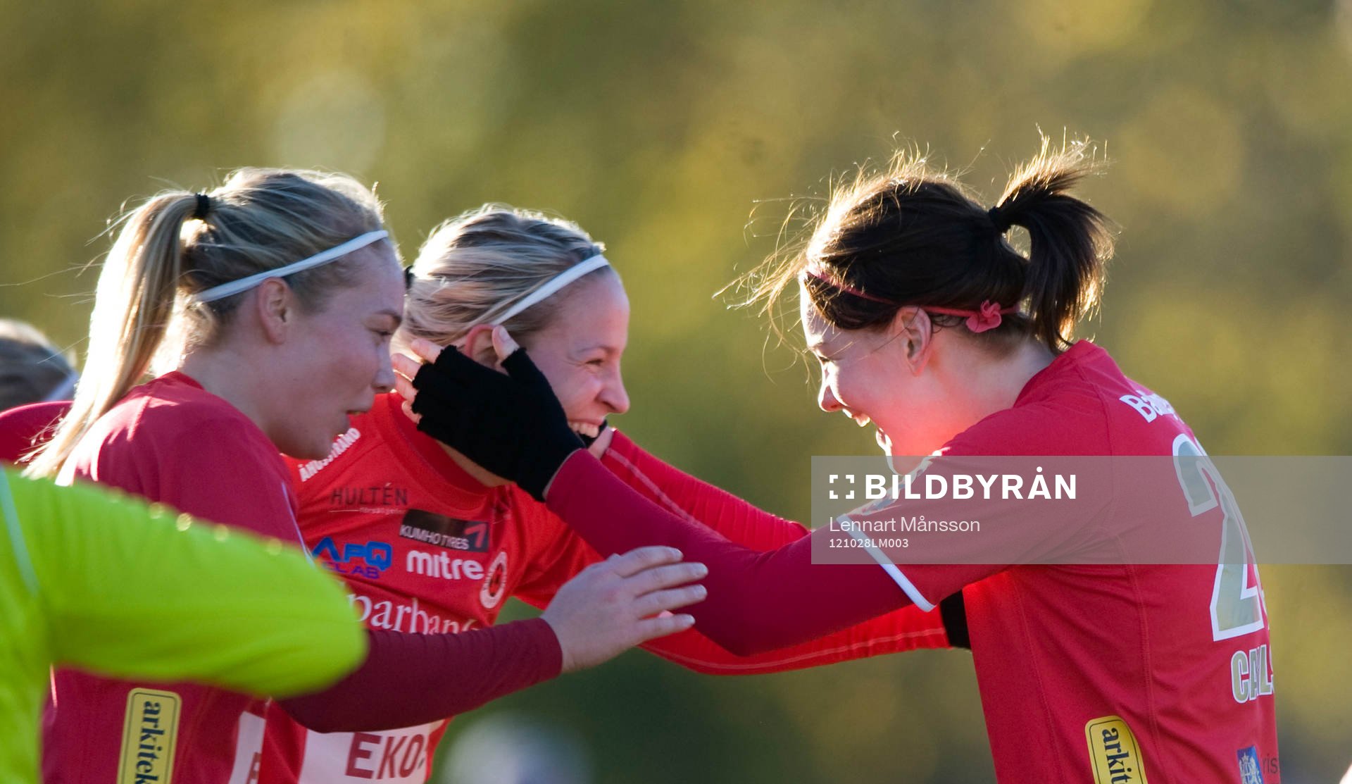 1-0 Emelie Johnsson, Kristianstad, grattas av Mia Carlsson