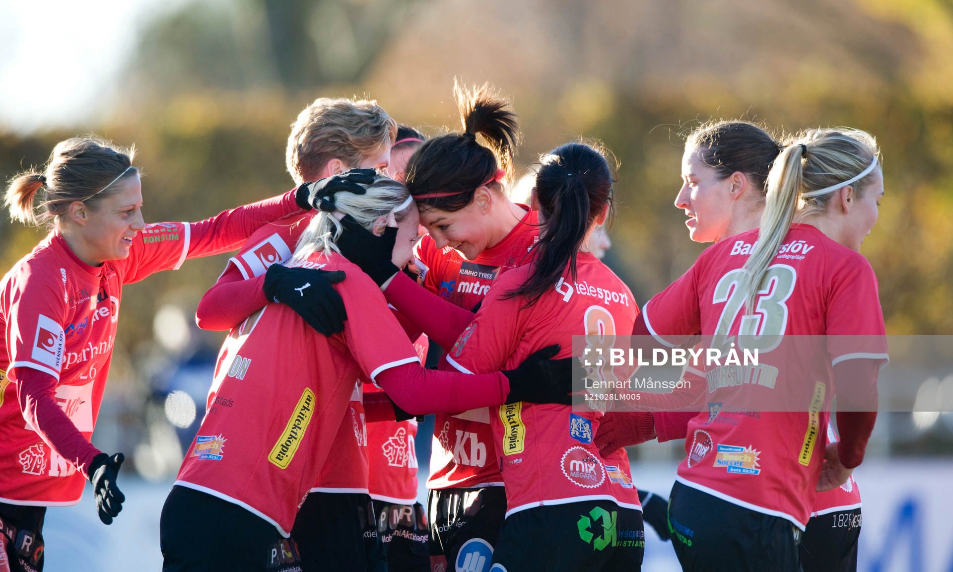 1-0 Emelie Johnsson, Kristianstad, grattas av Mia Carlsson