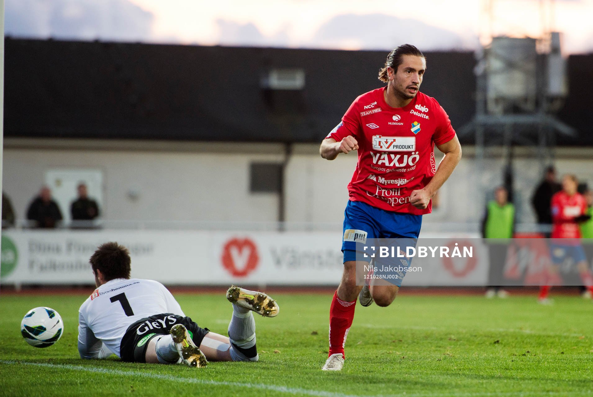  Matteo Blomqvist Zampi, Öster slår in 1-0 och jublar.