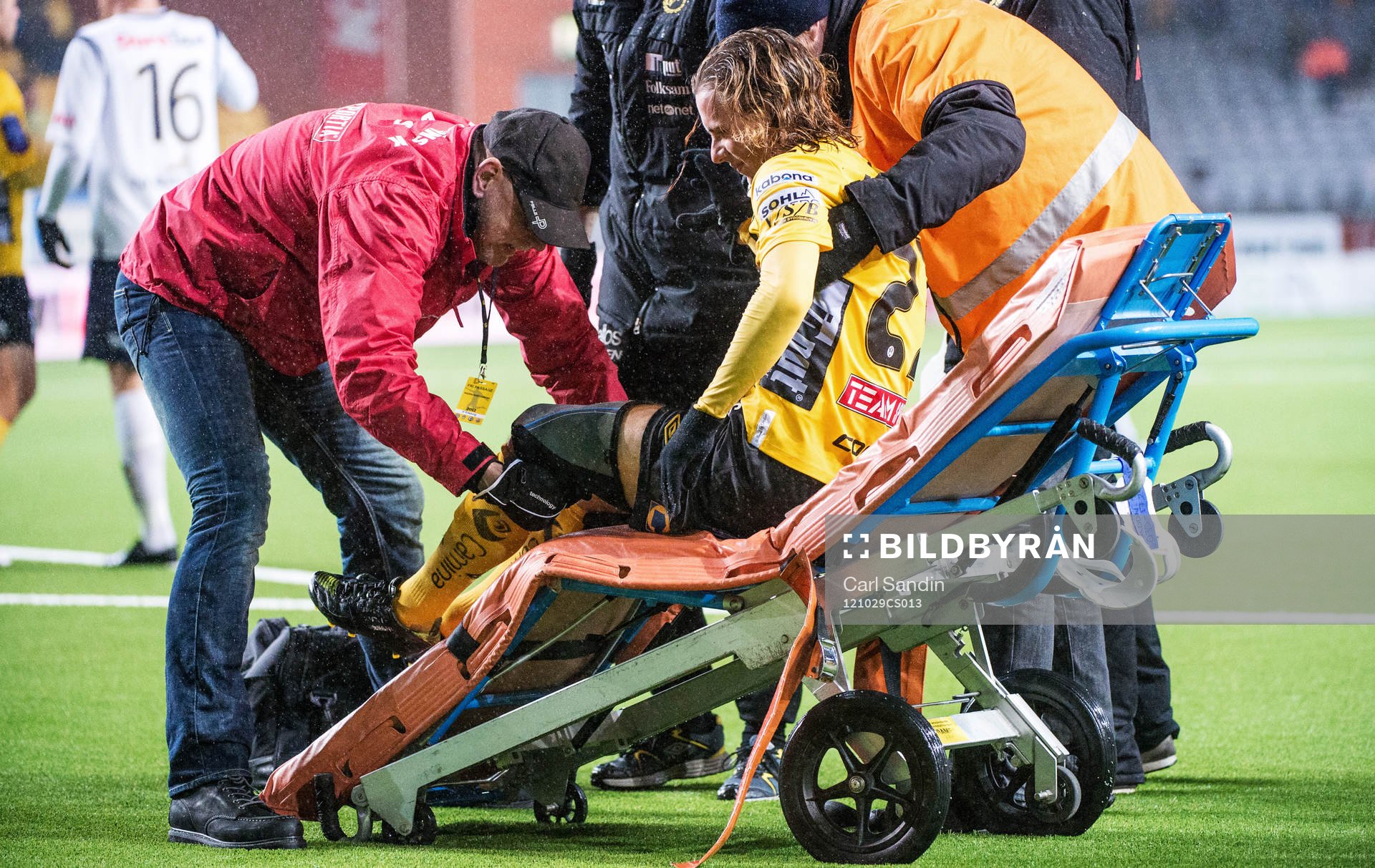 Niklas Hult, Elfsborg, lyfts över på bår