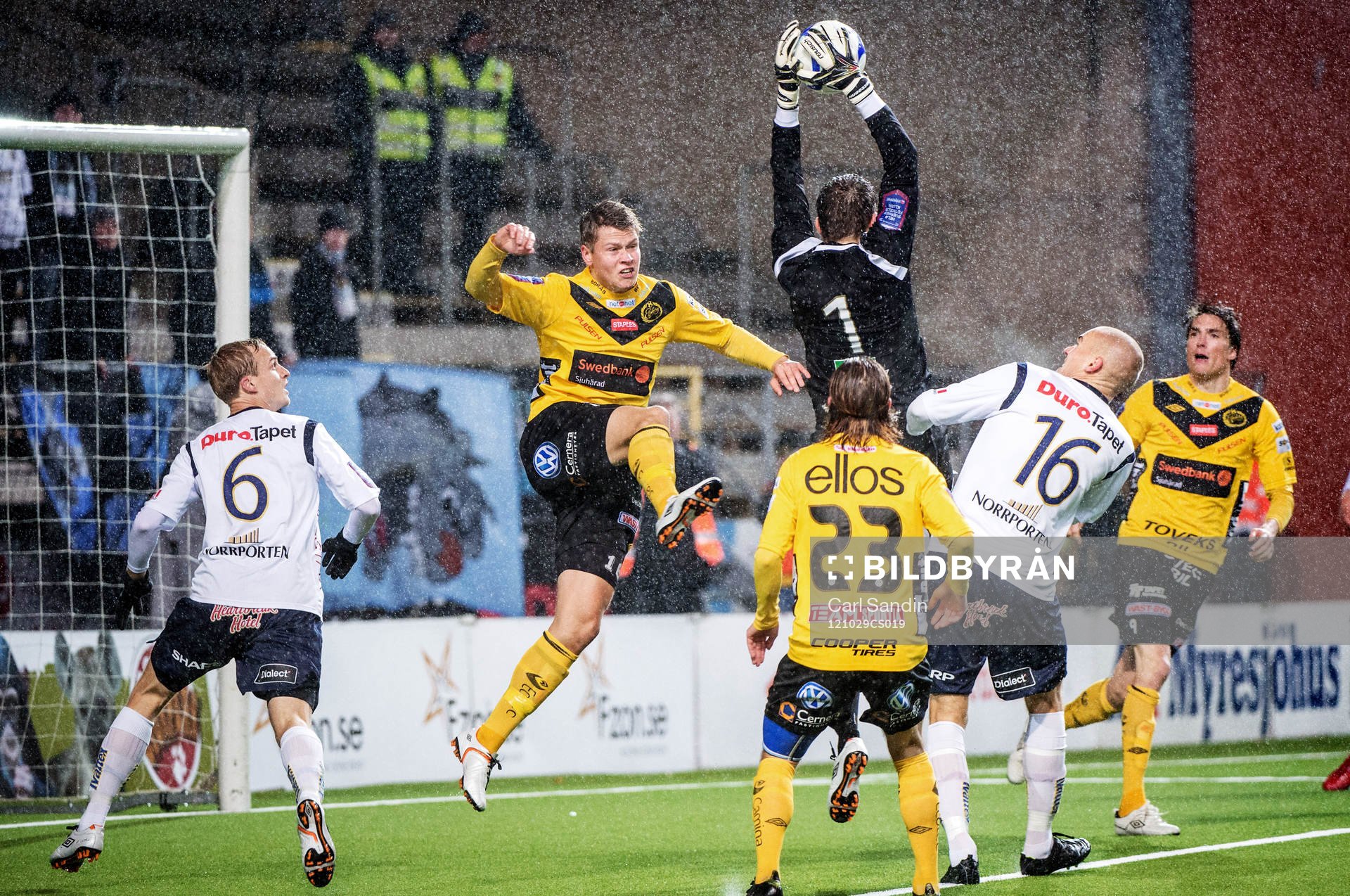 Viktor Claesson, Elfsborg, går upp för att nicka med