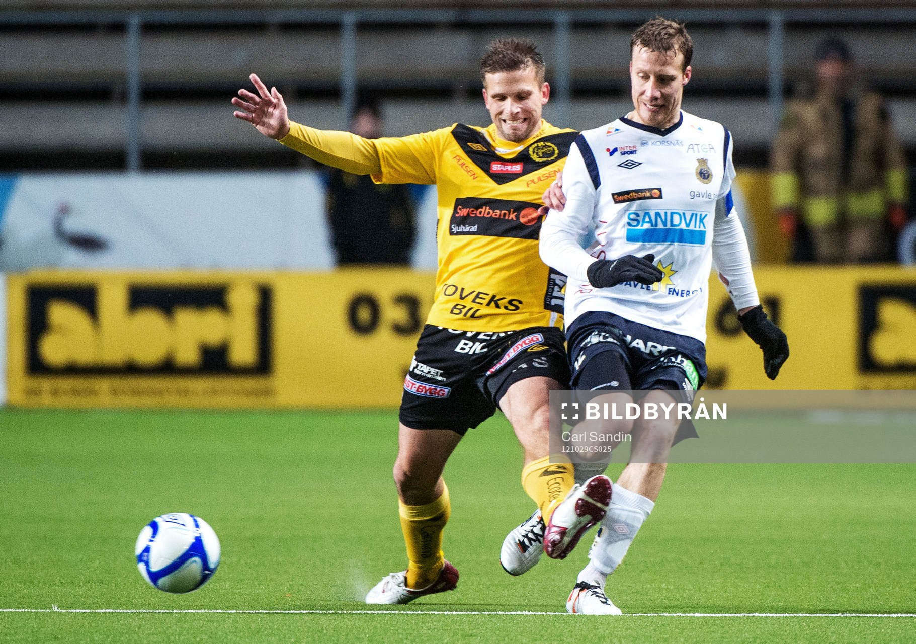 Fotboll, Allsvenskan, Elfsborg - Gefle: Anders Svensson, Elfsborg, i närkamp med Daniel Bernhardsson, Gefle.
