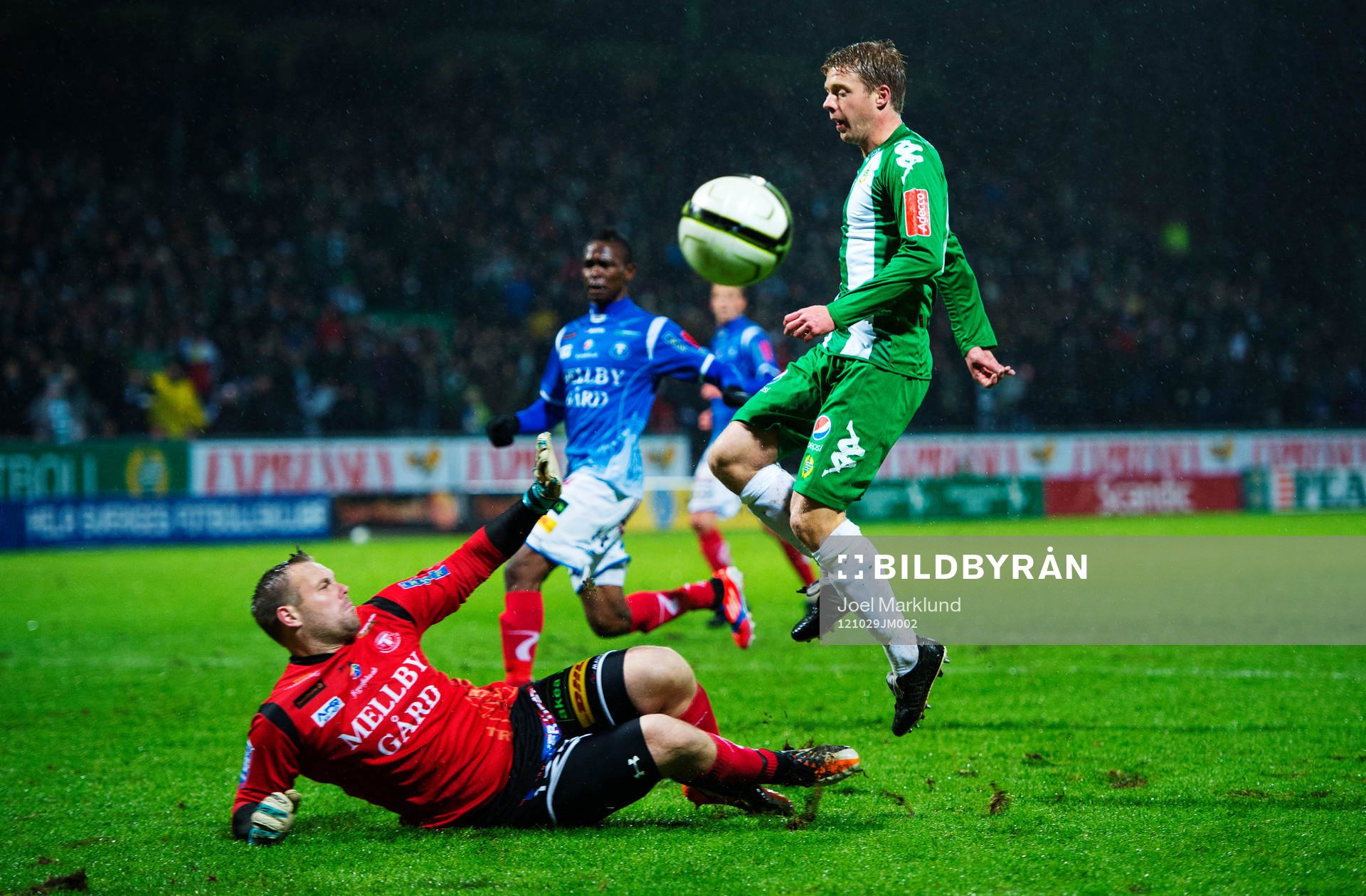 Mikael Rynell, Hammarby, kommer fri mot Fredrik Persson,