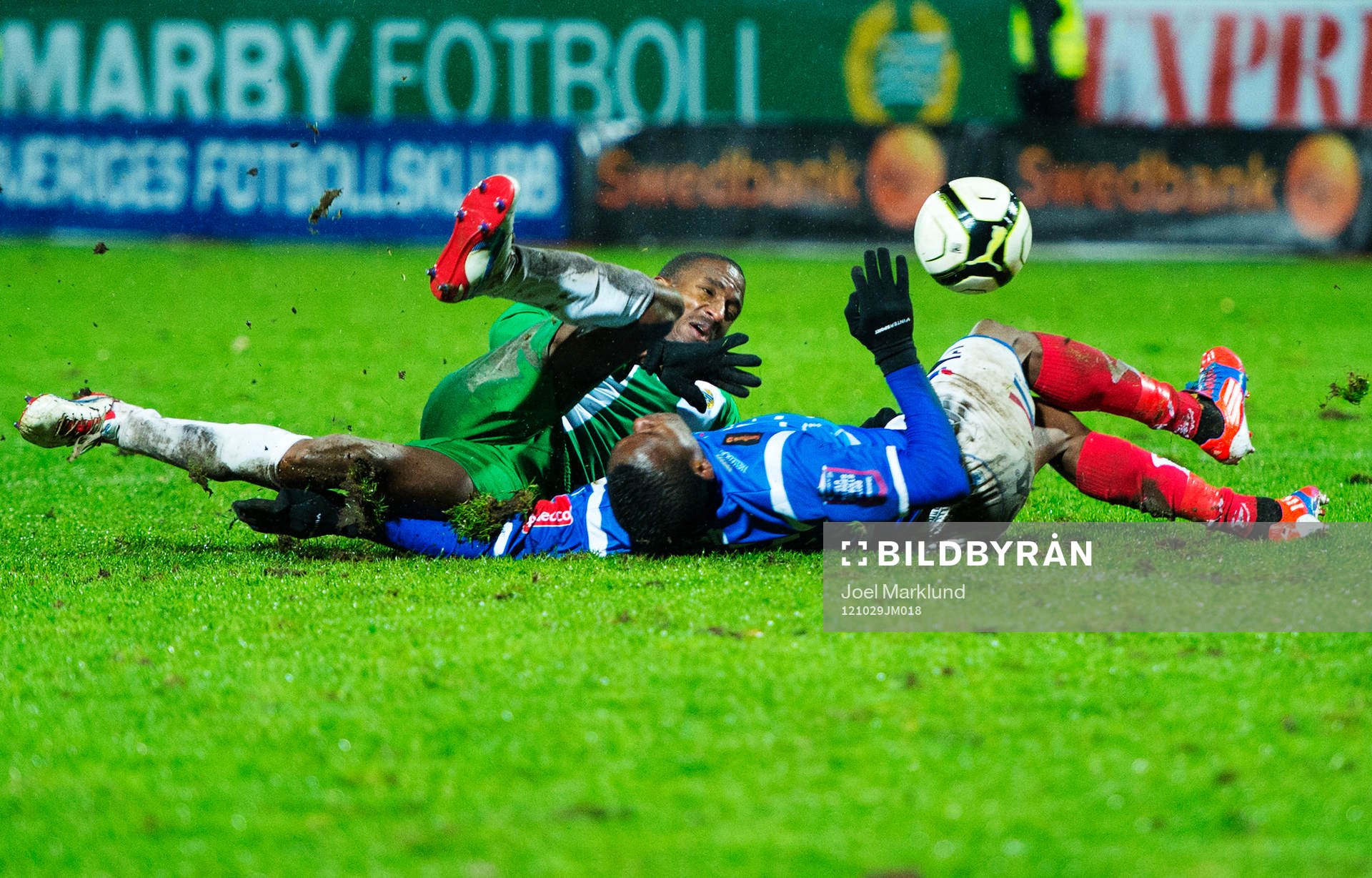 Fotboll, Superettan, Hammarby - Trelleborg: Ibrahim Koroma, Trelleborg, krockar med Jose Monteiro, Hammarby.