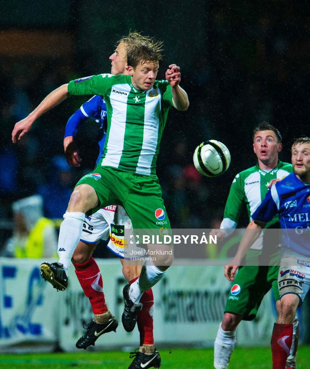 Mikael Rynell, Hammarby, vinner en luftduell