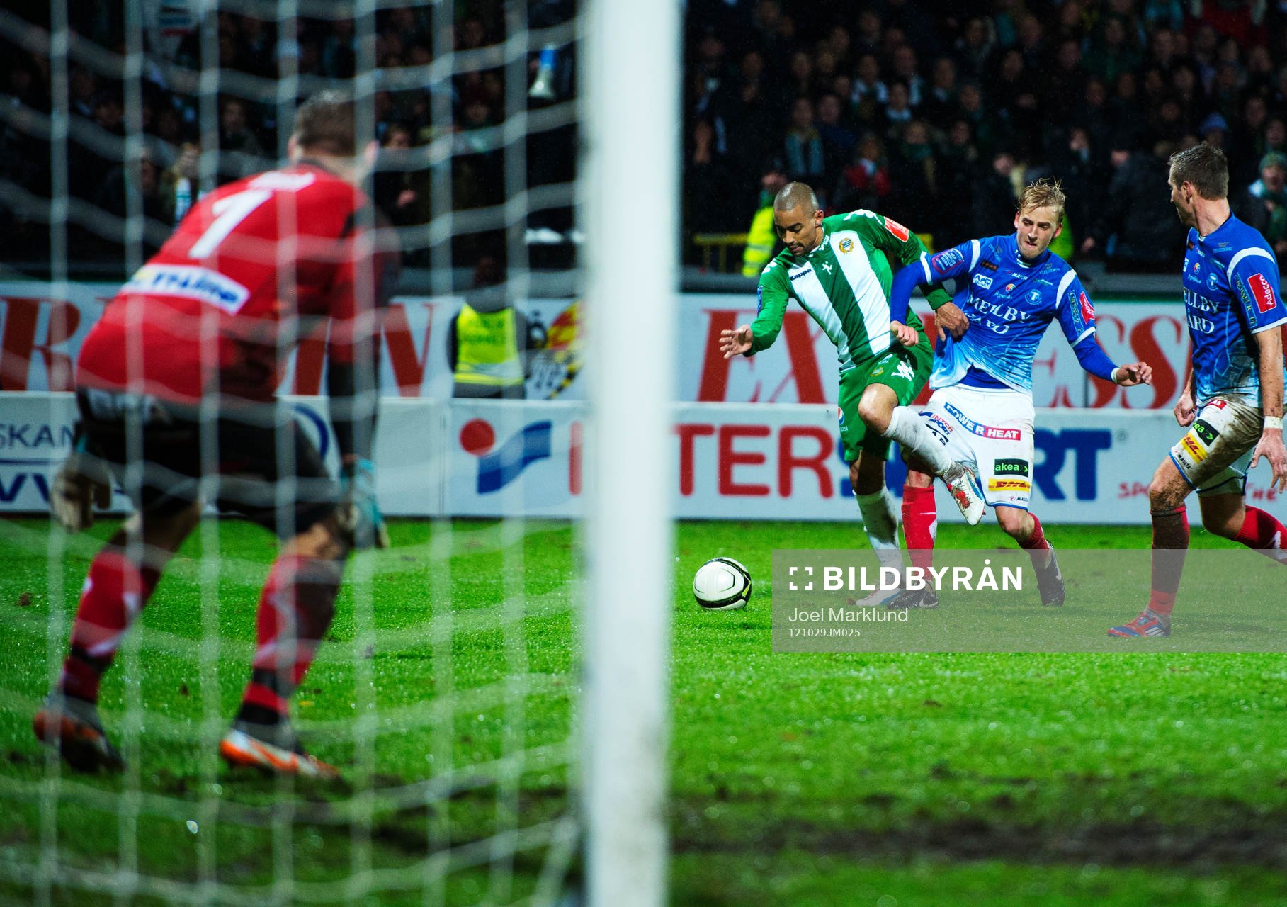 Billy Berntsson, Hammarby, kämpar mot två