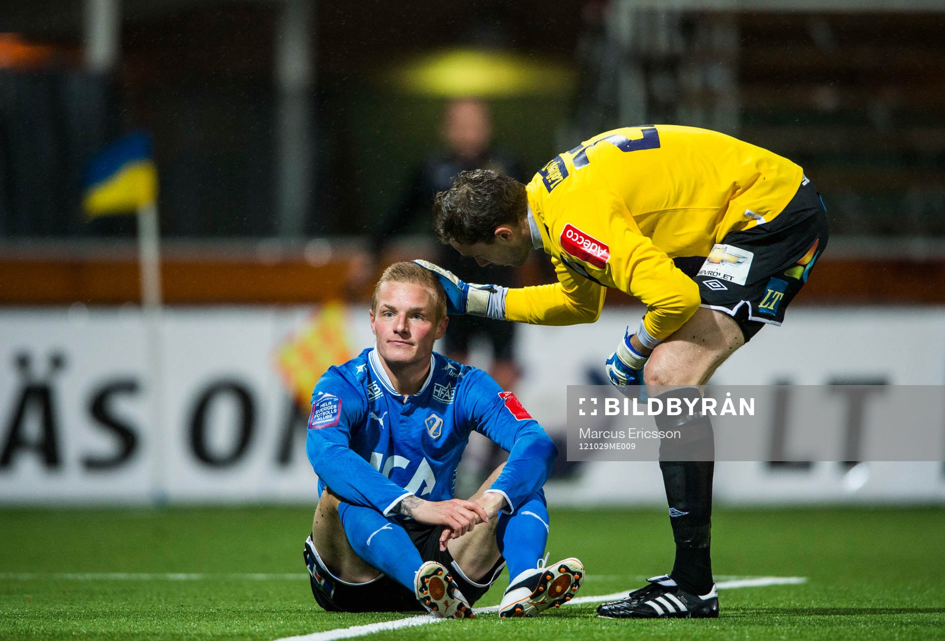 Assyriskas målvakt Robin Malmkvist tröstar Gudjón