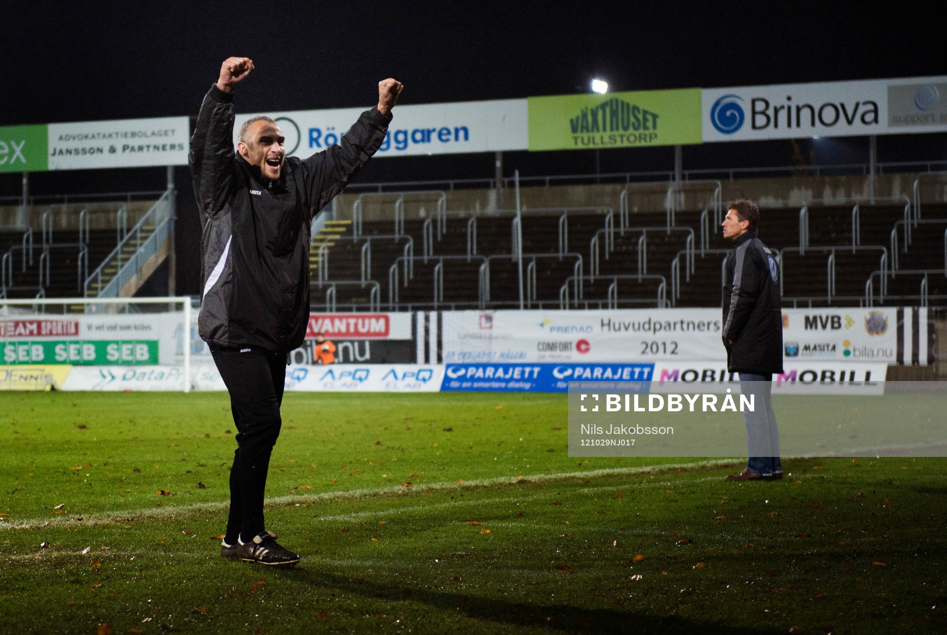Henrik Larsson, tränare Landskrona jublar vid slutsignal