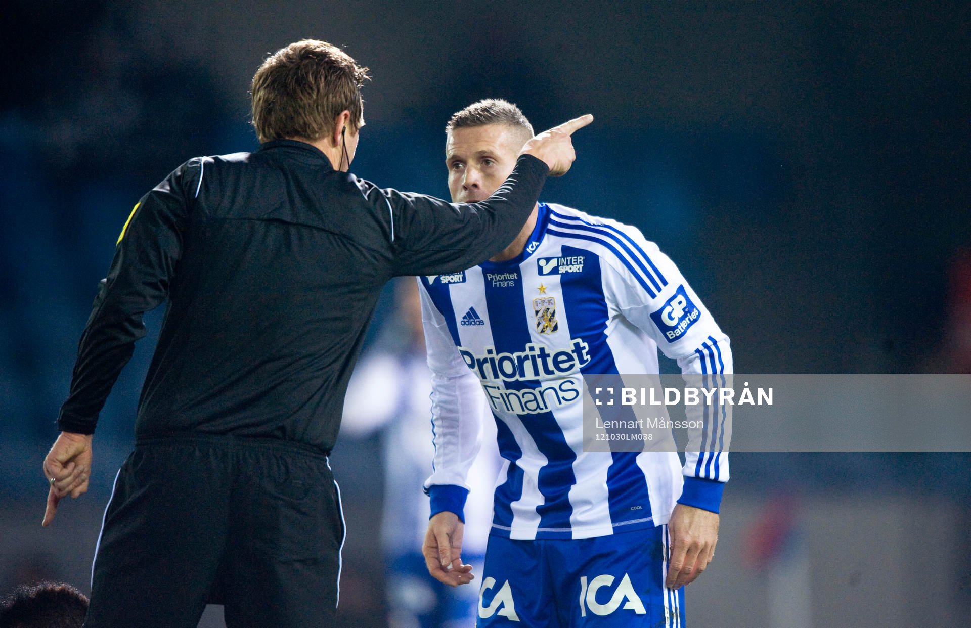 Kjetil Waehler, IFK Göteborg, tillrättavisas av domaren