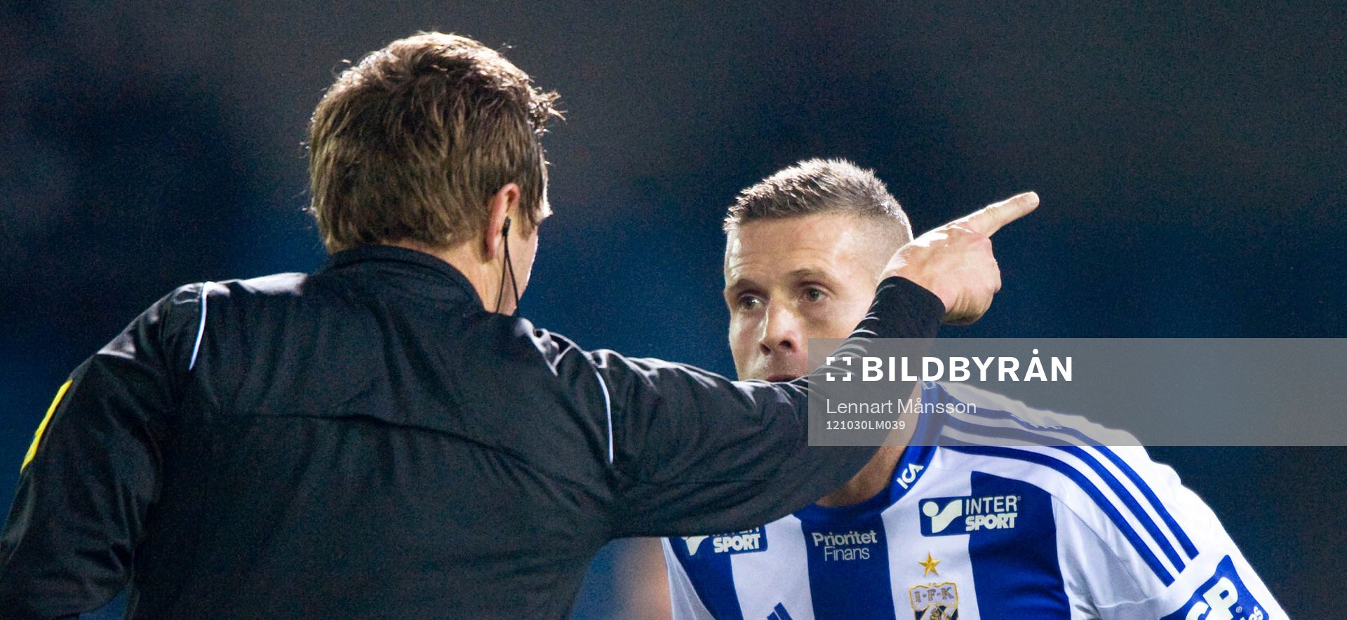 Kjetil Waehler, IFK Göteborg, tillrättavisas av domaren