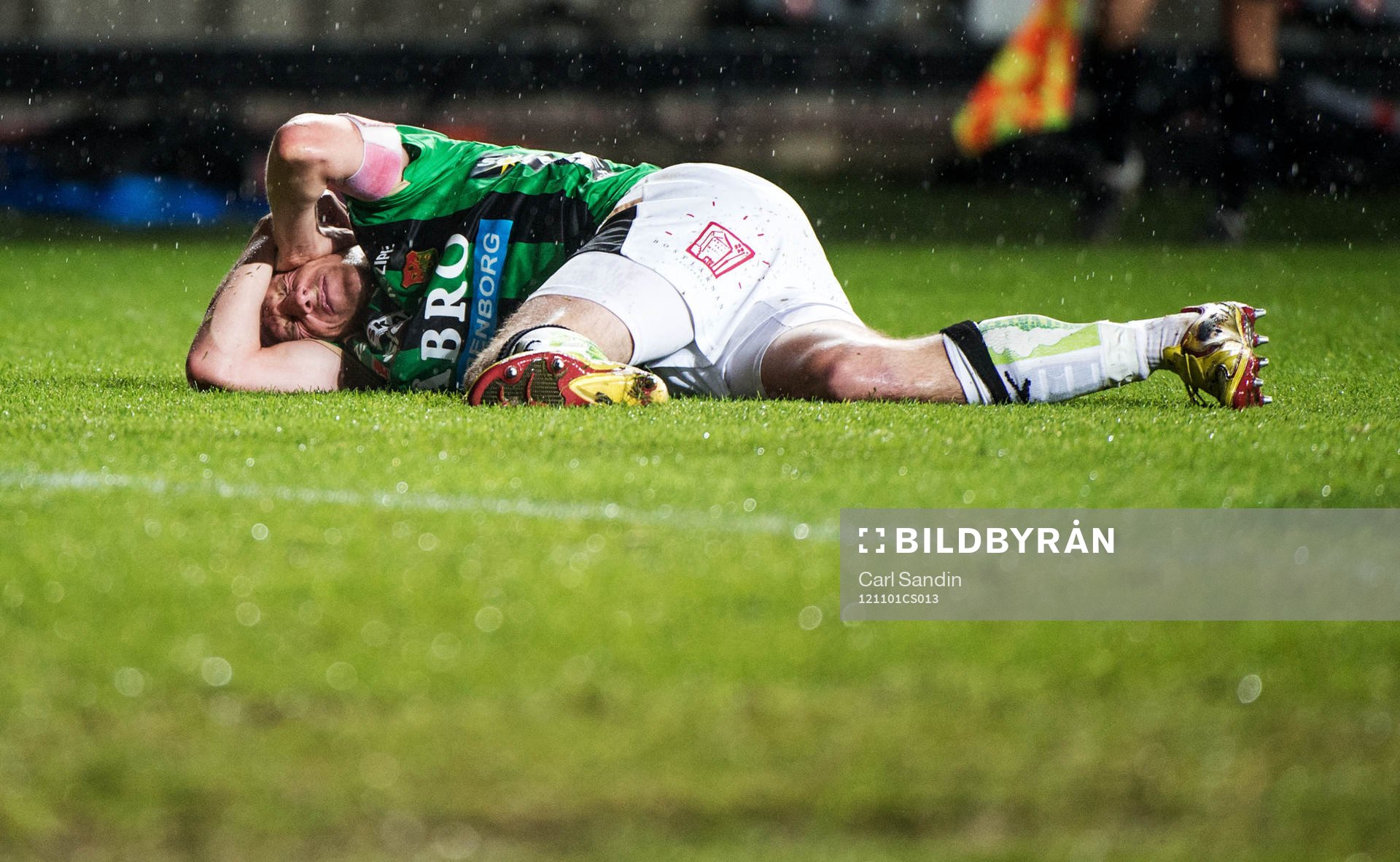 Kenneth Gustafsson, GAIS, ligger på gräset och tar sig