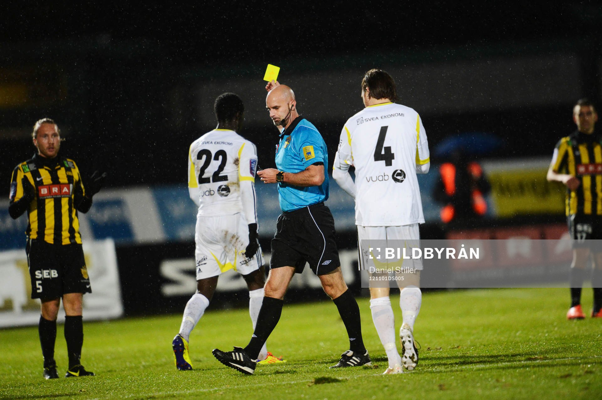 Domare Stefan Johannesson delar ut gult kort