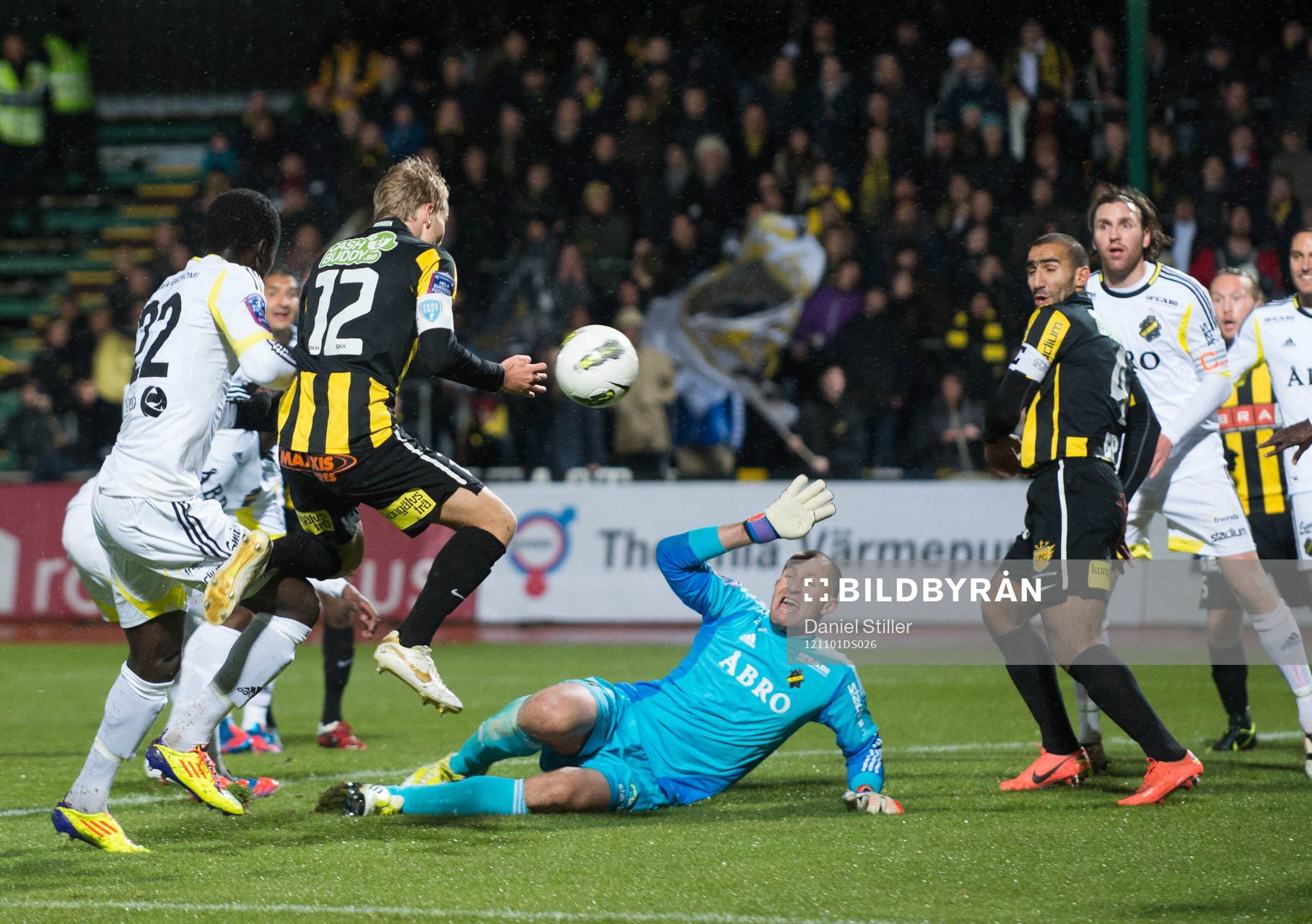 Oscar Lewicki, Häcken, gör 1-0 bakom Ivan Turina,