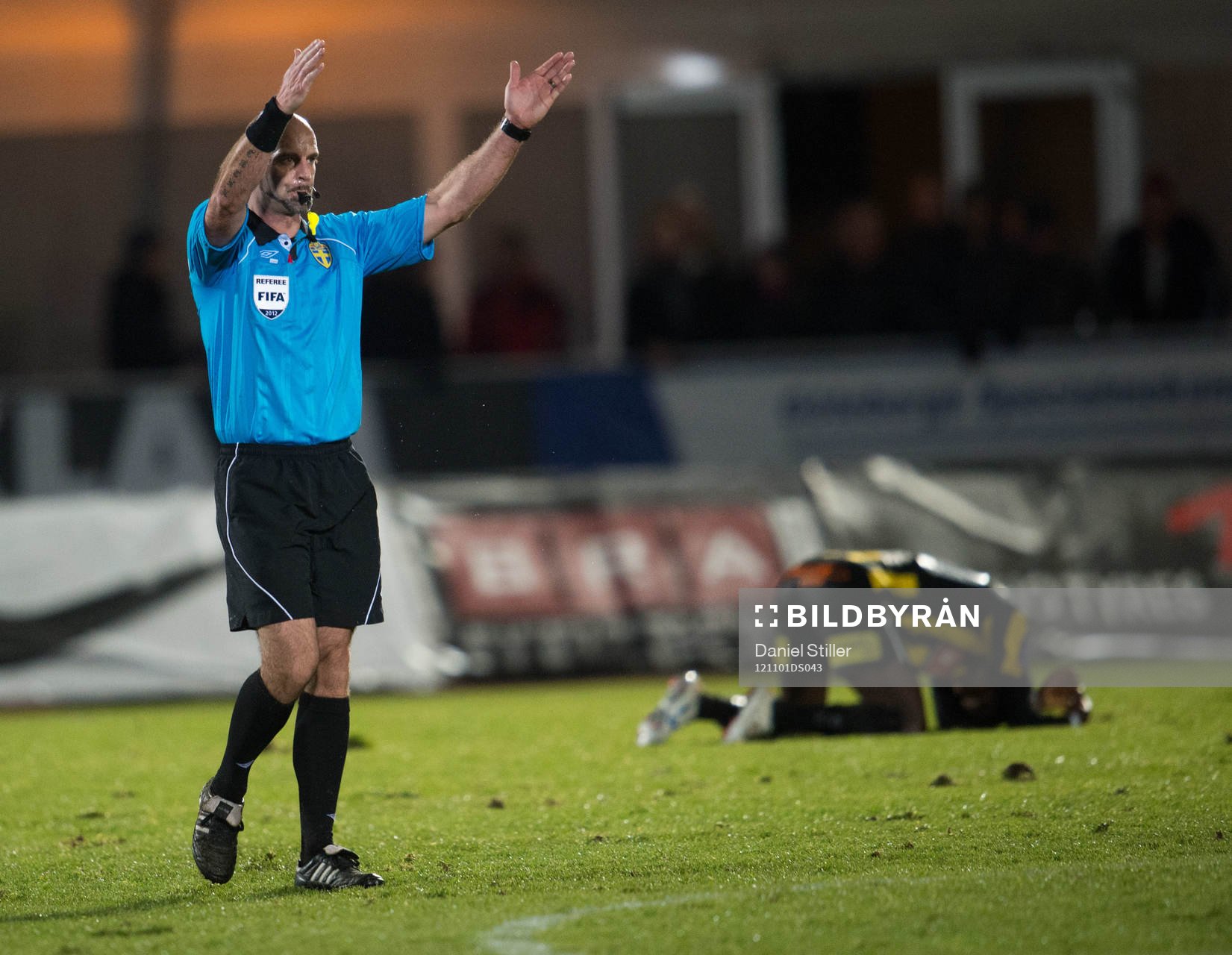 Domare Stefan Johannesson blåser av matchen och en