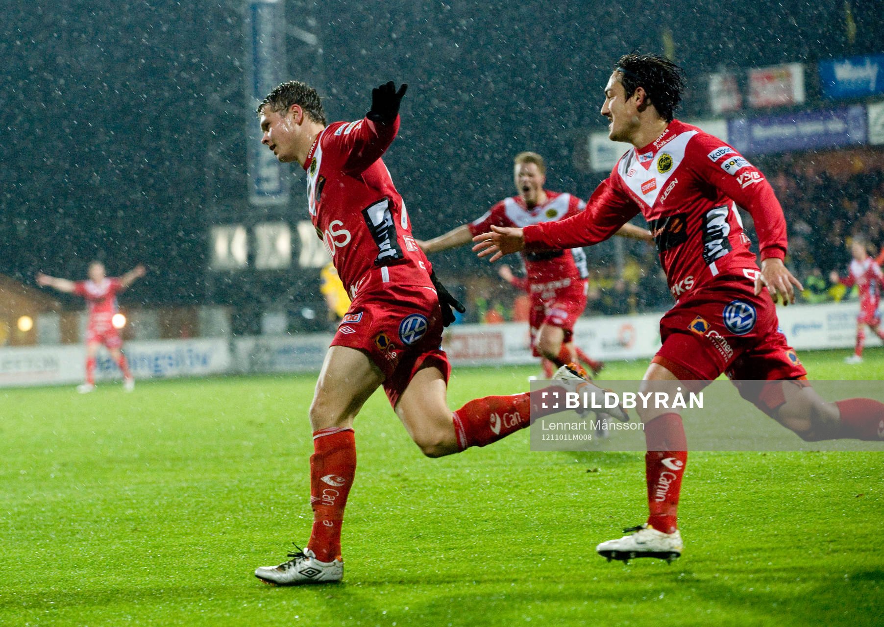 2-3, Matchhjälten Viktor Claesson, Elfsborg, grattas av